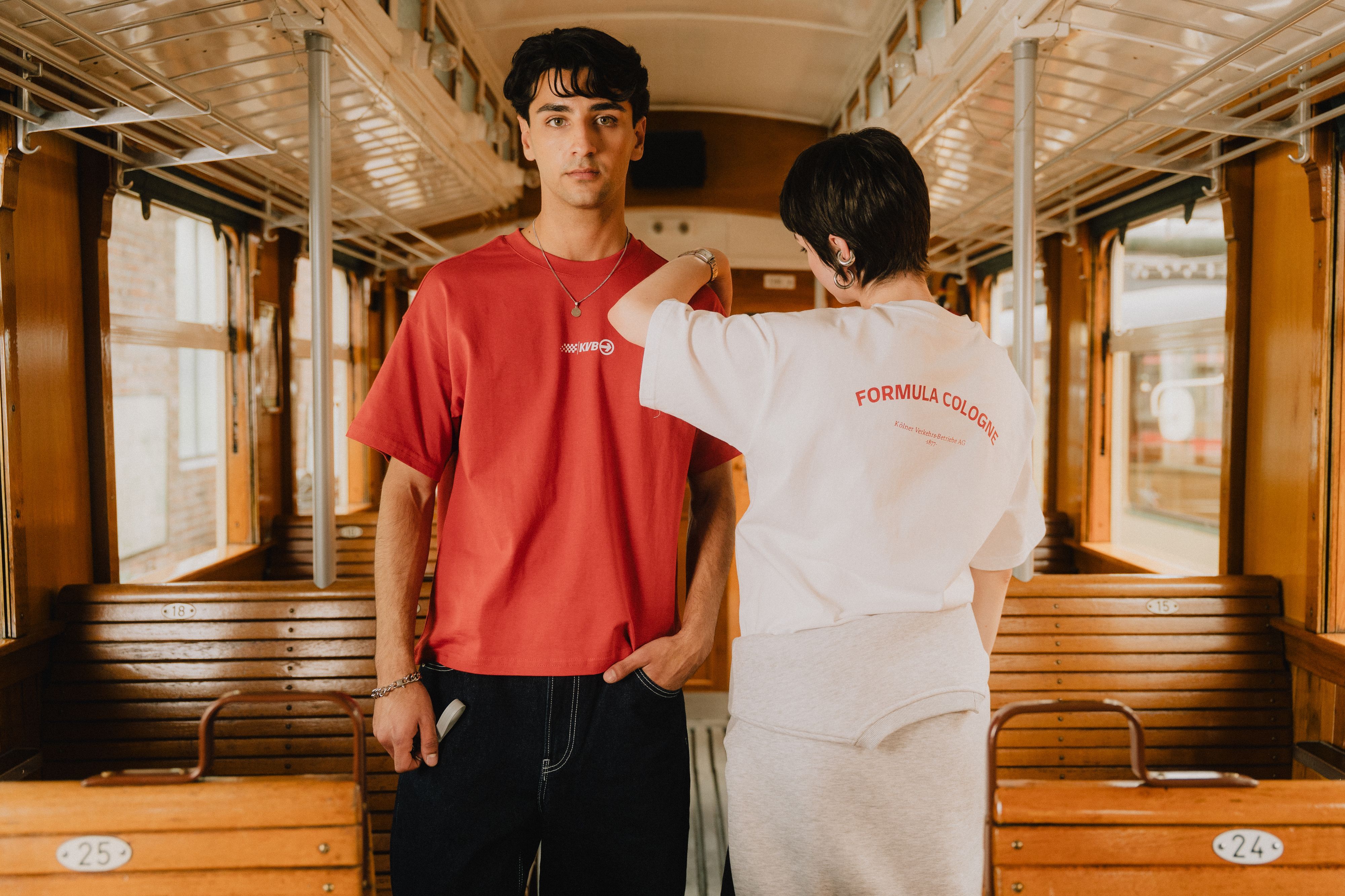 Passt und hat Luft: der neue Race-Style der KVB, natürlich in Rot und Retro-Beige.