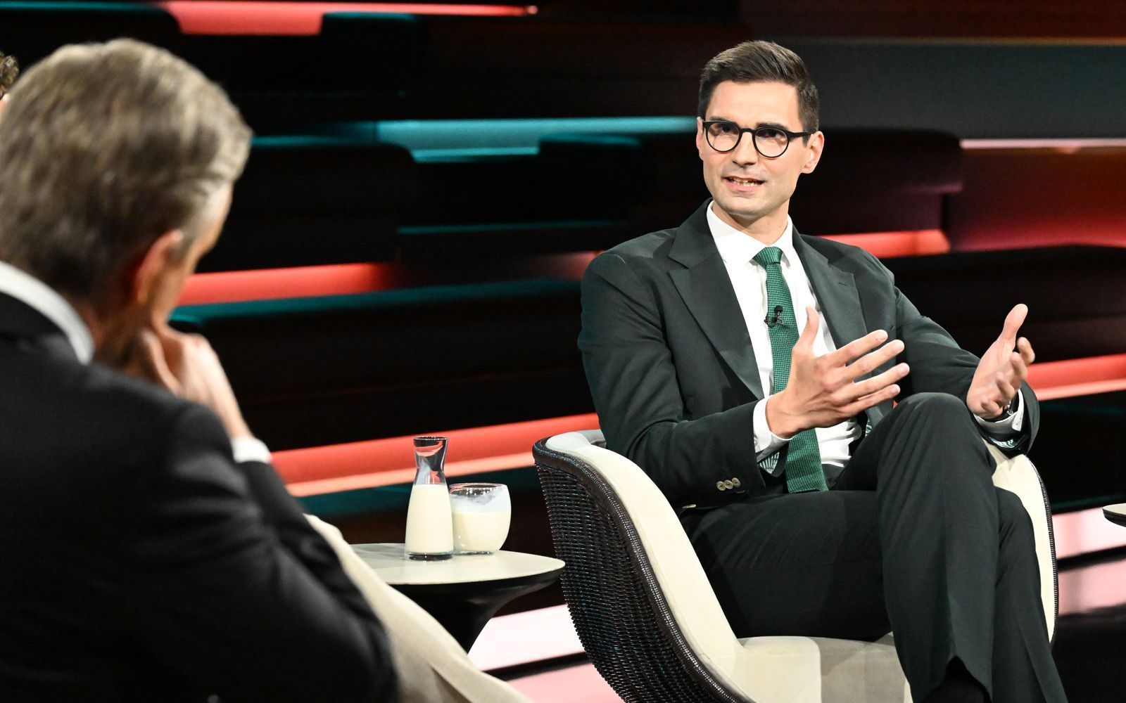 CDU-Politiker Sepp Müller erläuterte im Gespräch mit dem ZDF-Moderator, warum das neue Heizungsgesetz in seinen Augen als „gelungen“ gilt. (Bild: ZDF / Cornelia Lehmann)
