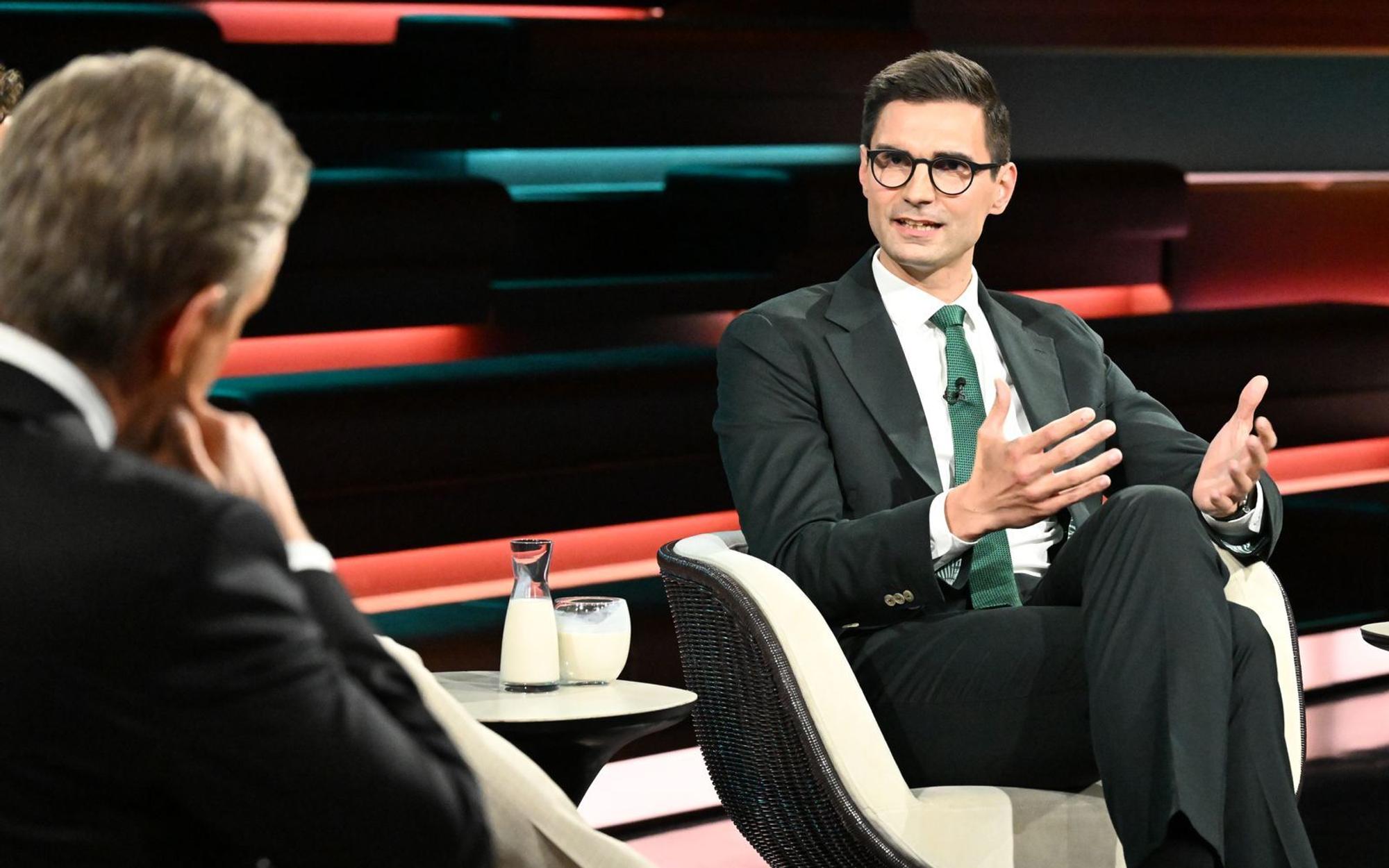 CDU-Politiker Sepp Müller erläuterte im Gespräch mit dem ZDF-Moderator, warum das neue Heizungsgesetz in seinen Augen als „gelungen“ gilt. (Bild: ZDF / Cornelia Lehmann)