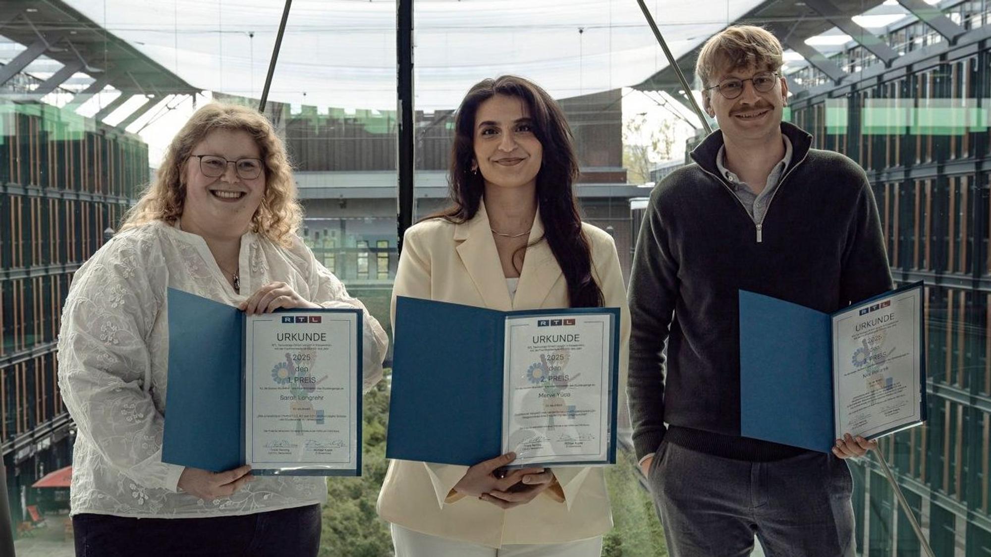 Das Foto zeigt die RTL-Förderpreisträger (von links) Sarah Langrehr, Merce Yüca und Nils Polarek.
