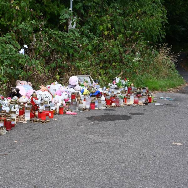 Das Bild zeigt viele Kerzen und Teddybären an der Unfallstelle.