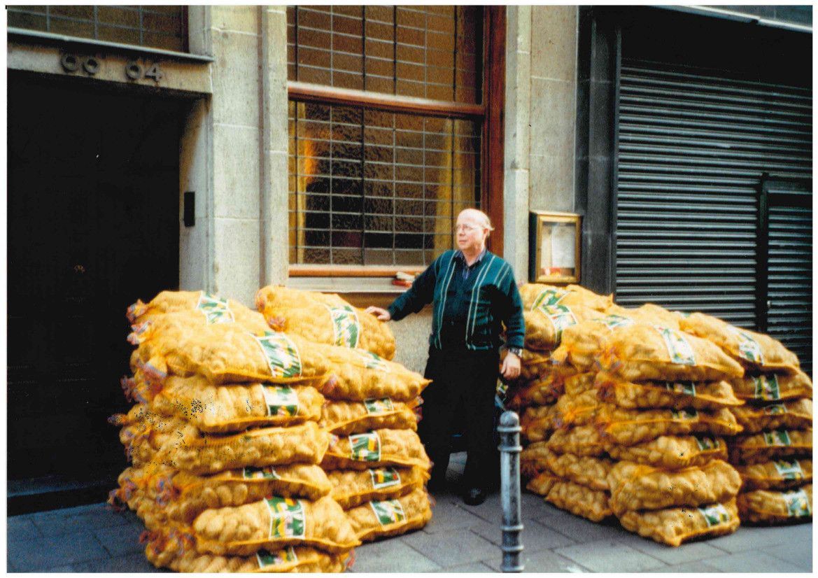 Kurt Erler mit seiner Ladung vor dem Päffgen an der Friesenstraße.