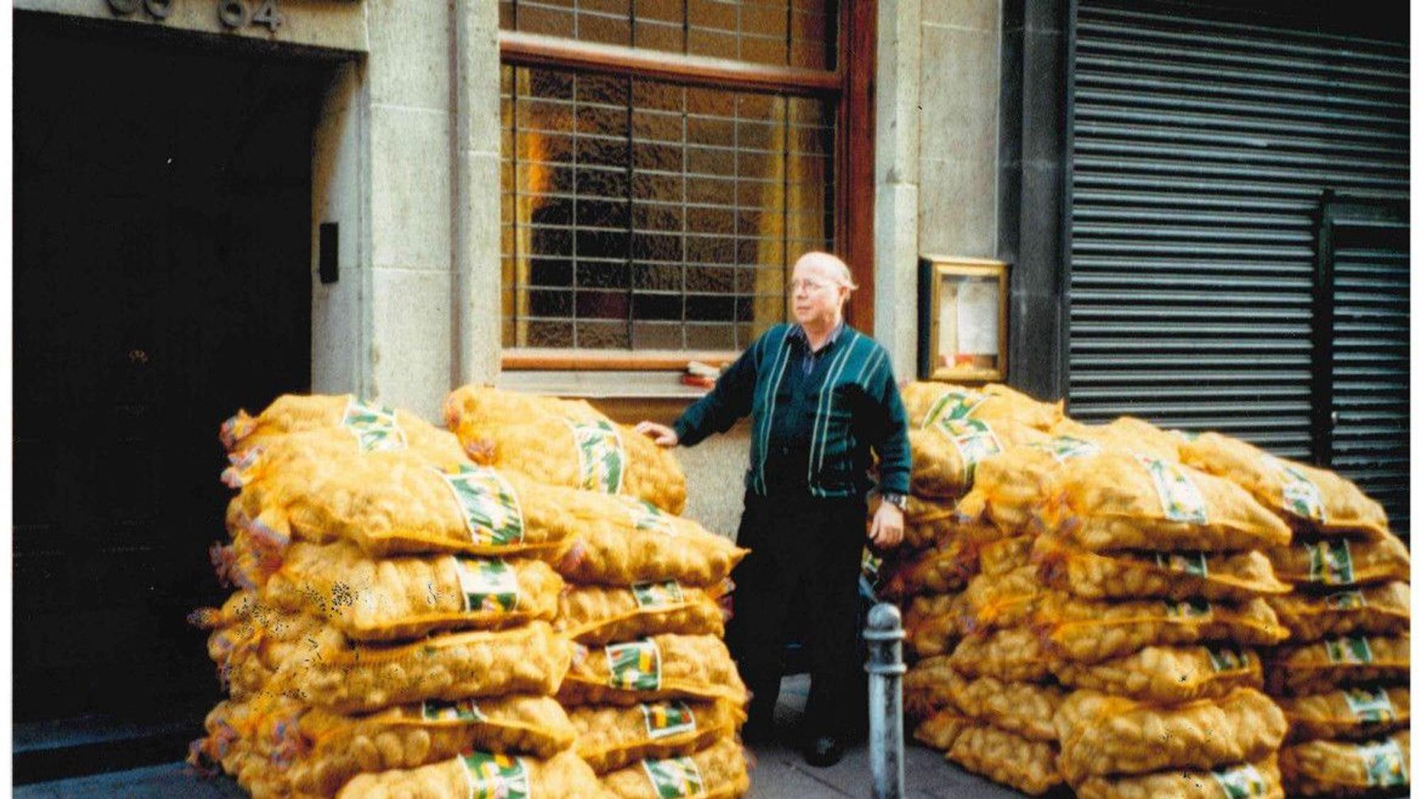 Kurt Erler mit seiner Ladung vor dem Päffgen an der Friesenstraße.
