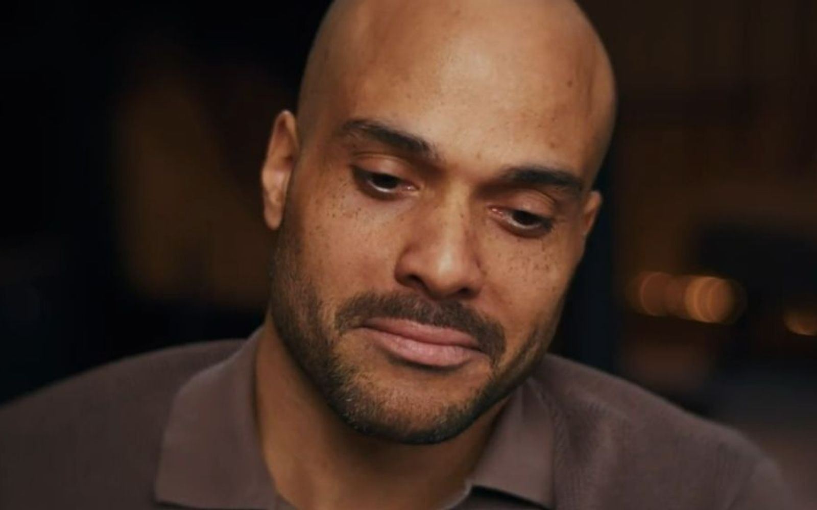 David Odonkor wird in der ZDF-Doku „Mission Sommermärchen - Deutschlands Weg zur WM 2006“ in Gedanken an seine legendäre Torvorlage bei der WM 2006 emotional. (Bild: ZDF)