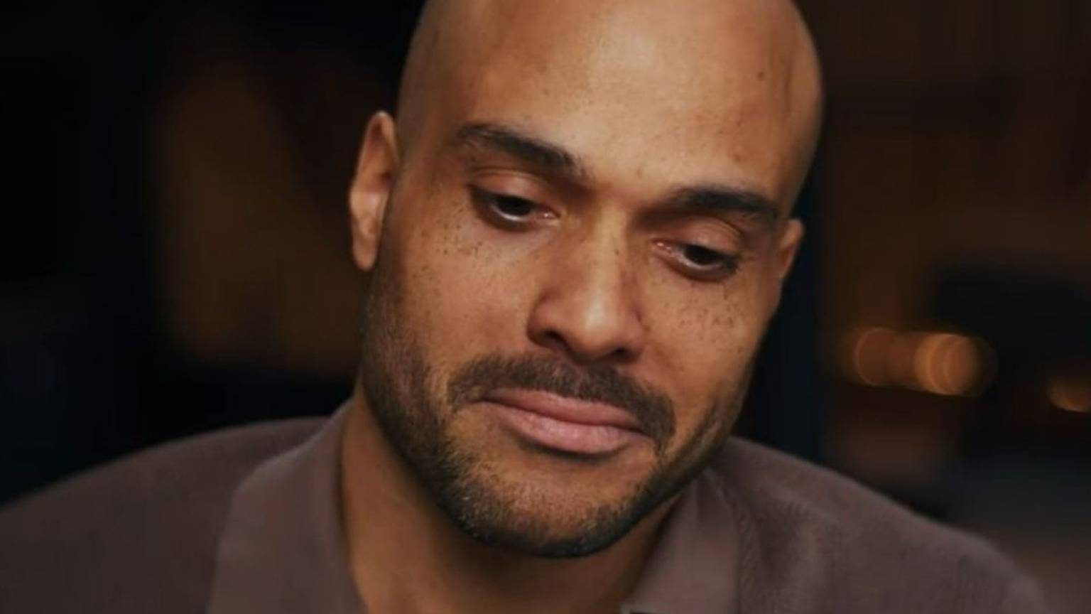 David Odonkor wird in der ZDF-Doku „Mission Sommermärchen - Deutschlands Weg zur WM 2006“ in Gedanken an seine legendäre Torvorlage bei der WM 2006 emotional. (Bild: ZDF)