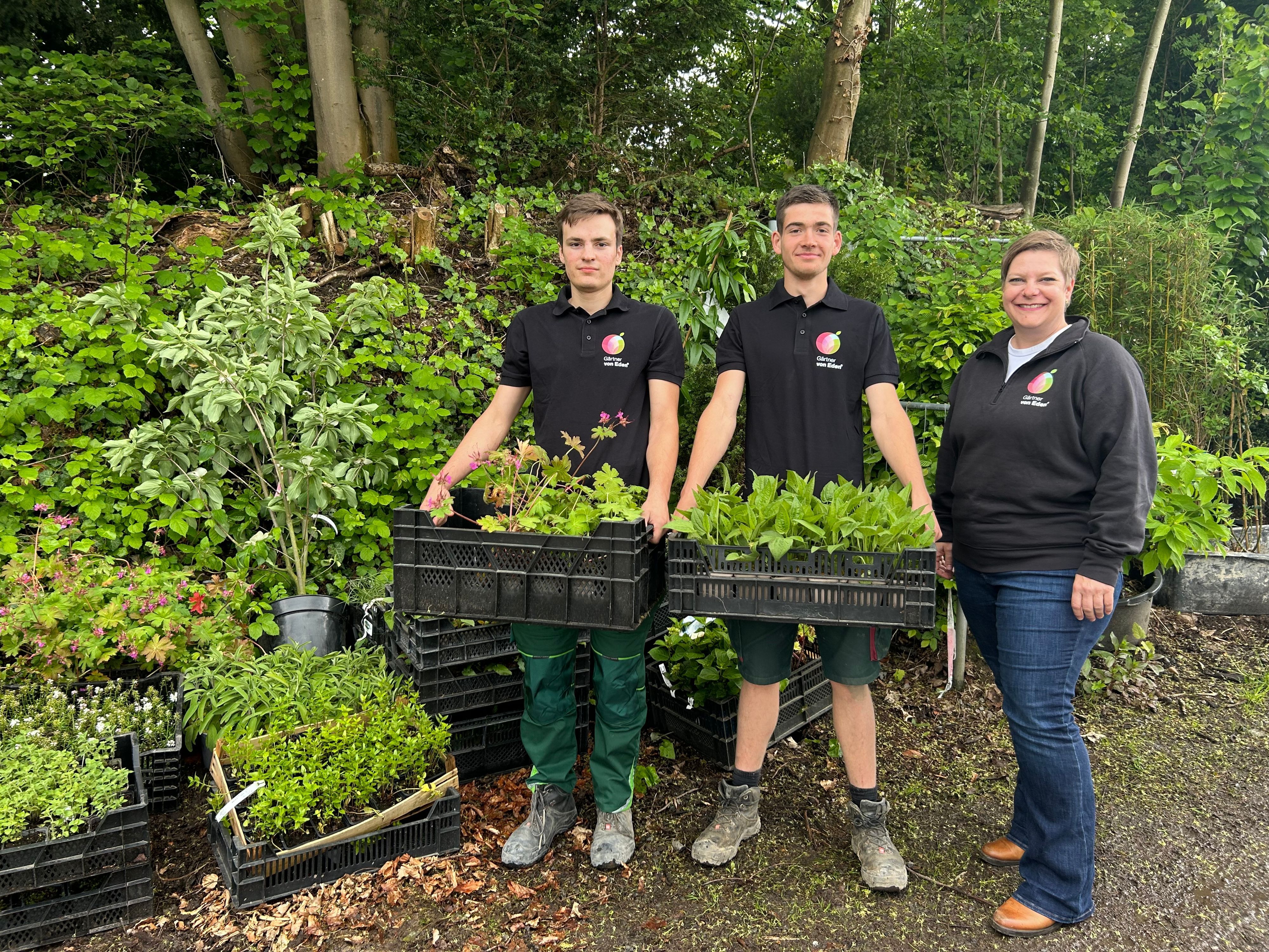 Marvin Mühlhoff (l.) und Leon Keller mit ihrer stolzen Chefin Petra Lüttge