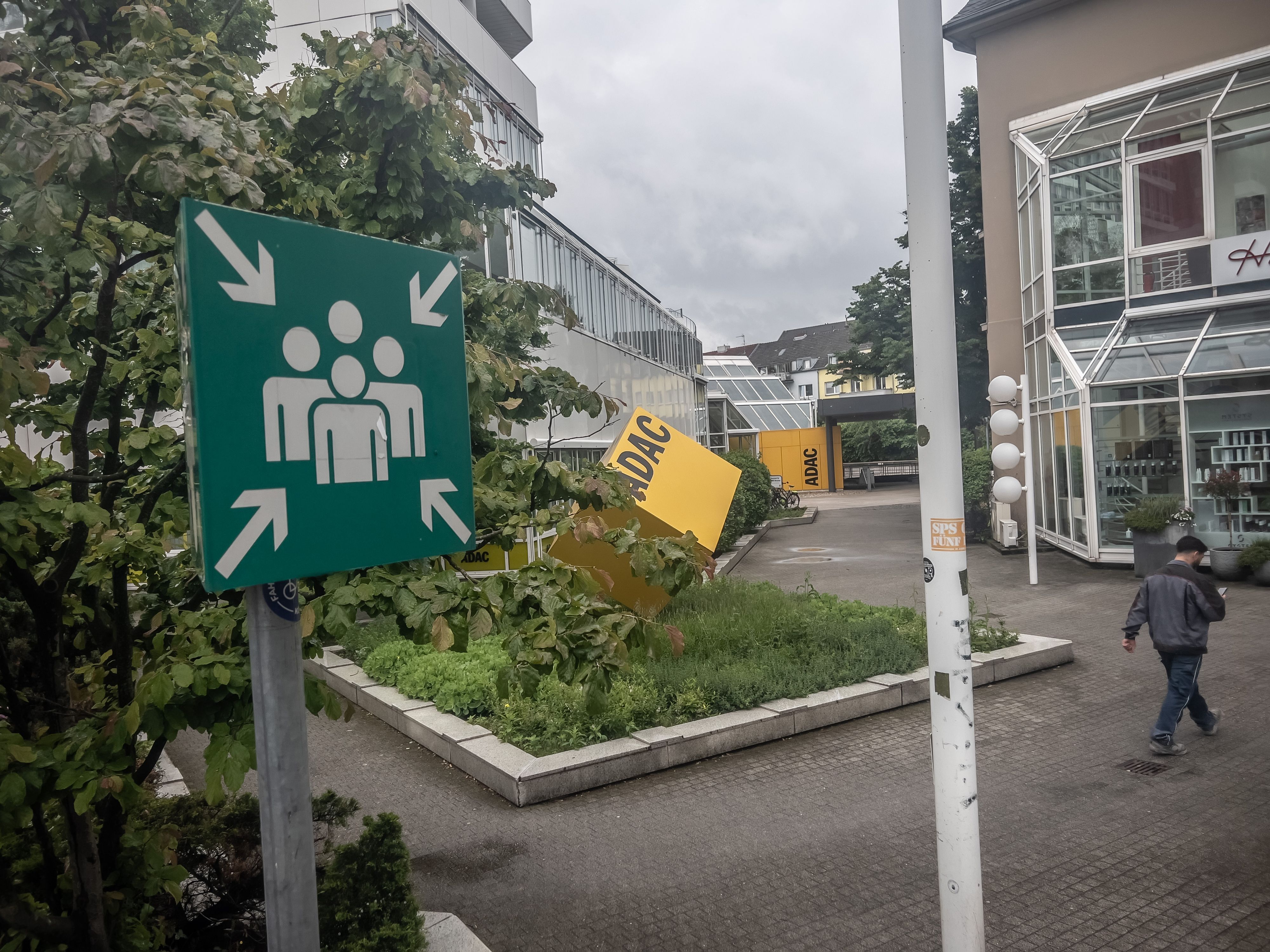 An der Luxemburger Straße nahe der ADAC-Zentrale in unmittelbarer Nähe zum Justizzentrum fand eine Geldübergabe statt.  Bild: Ralf Krieger