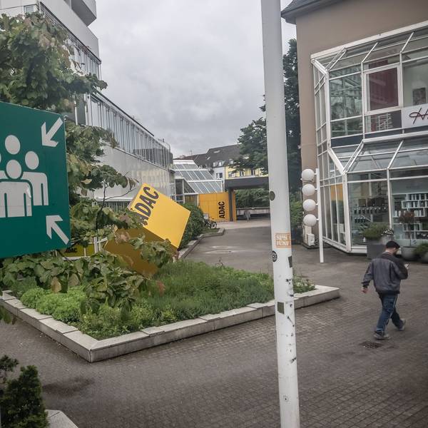 An der Luxemburger Straße nahe der ADAC-Zentrale in unmittelbarer Nähe zum Justizzentrum fand eine Geldübergabe statt. Bild: Ralf Krieger
