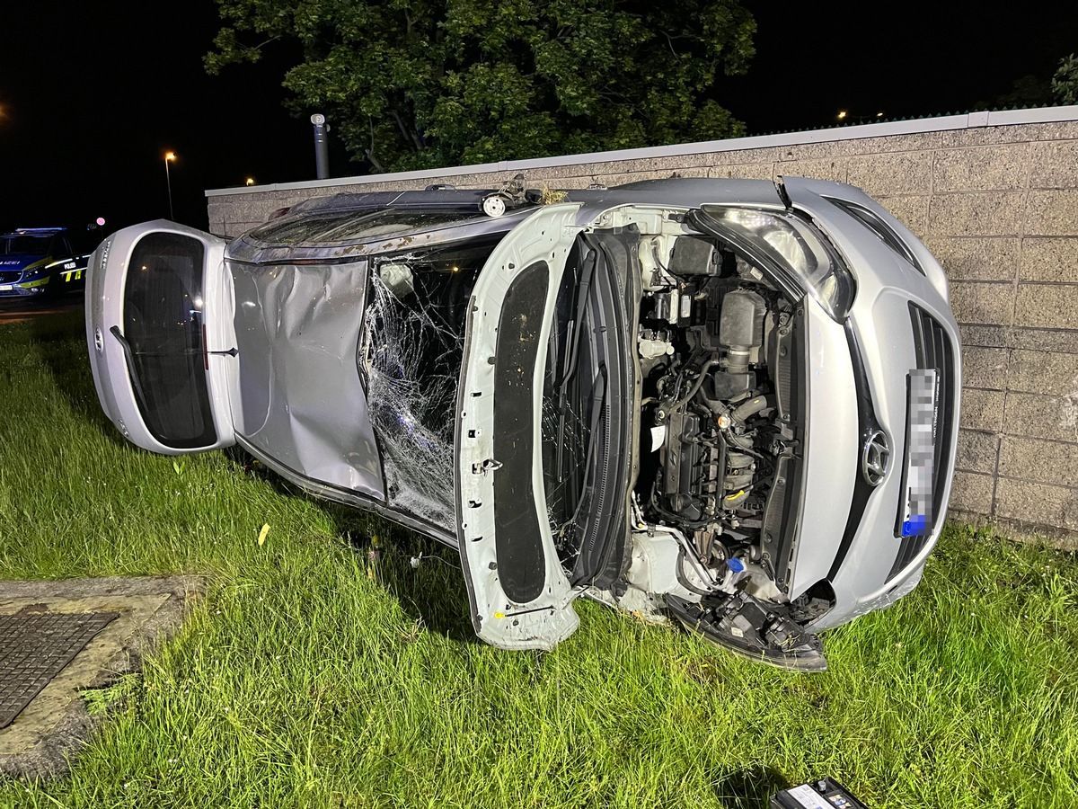 Ein auf der Seite liegendes, verunfalltes Auto in Monheim am Rhein.