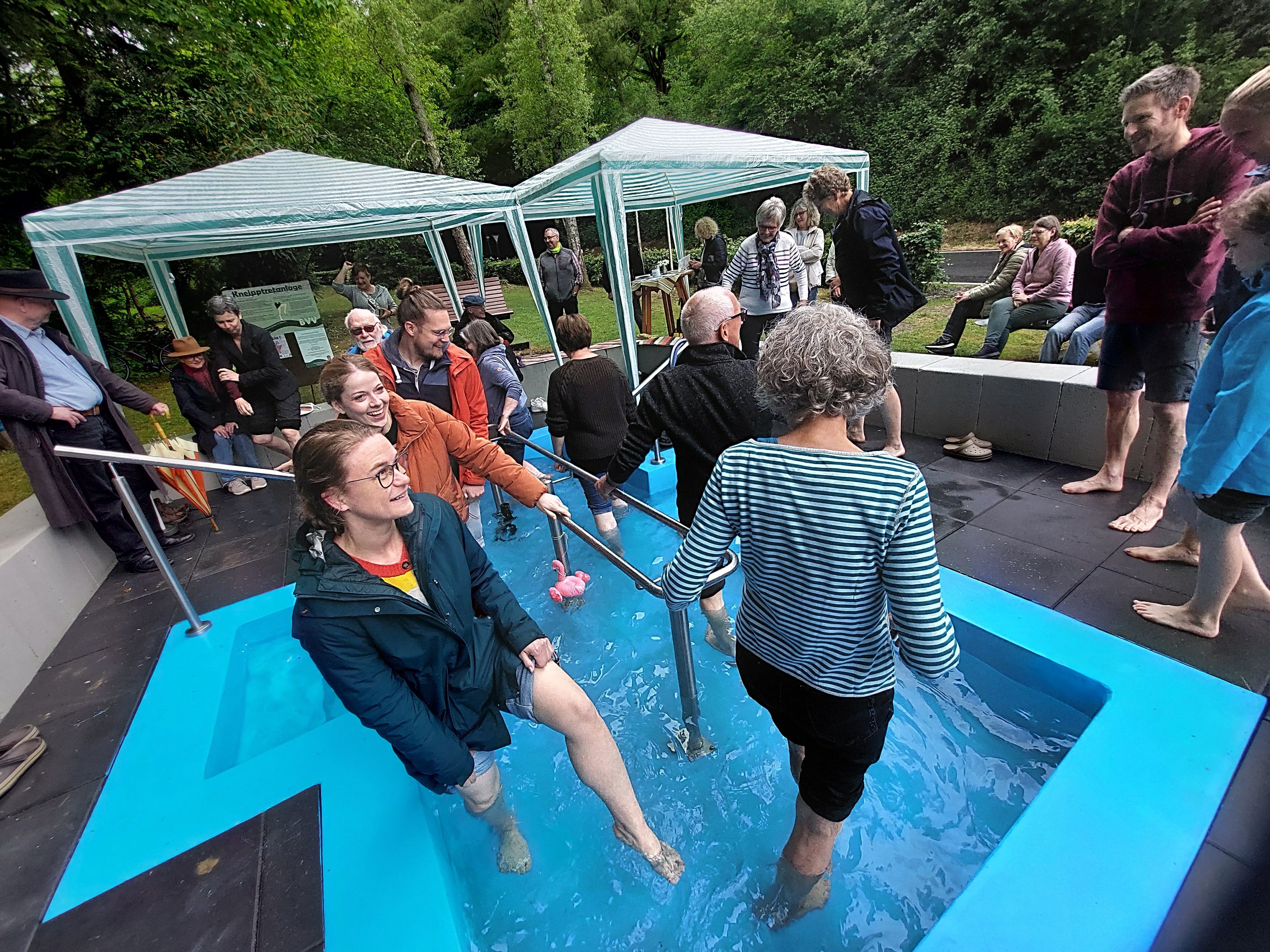In Herchen wurde gekneippt. Auf dem Bild vergnügten sich Menschen im Storchengang im Tretbecken der Kneippanlage.