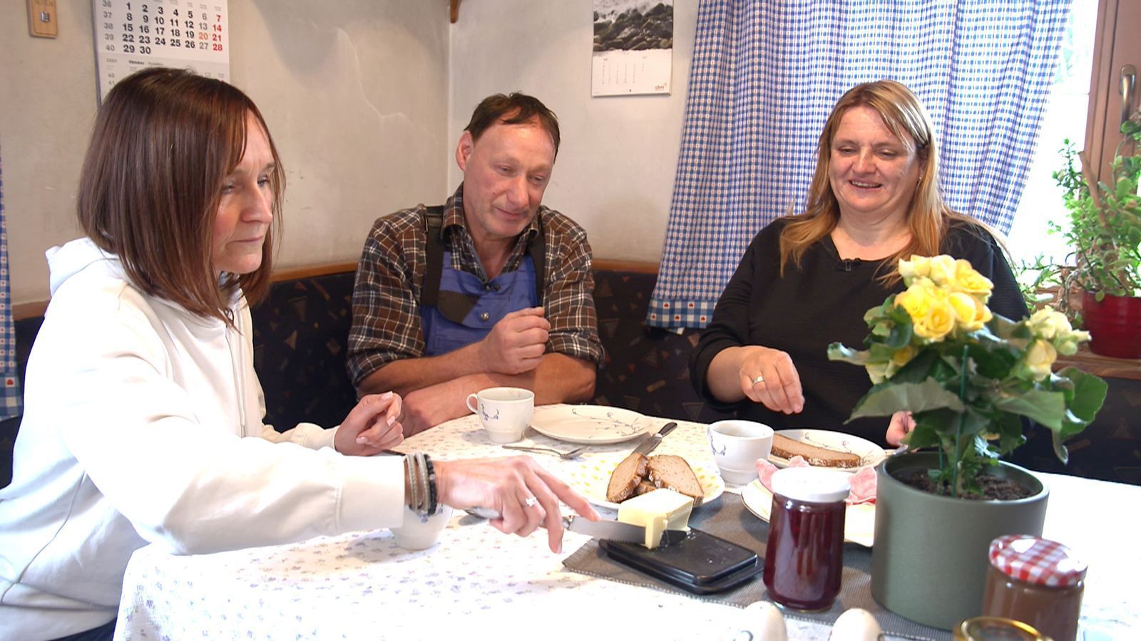 Silke und Simone (rechts) besuchen den Landwirt in Tirol. (Bild: RTL)