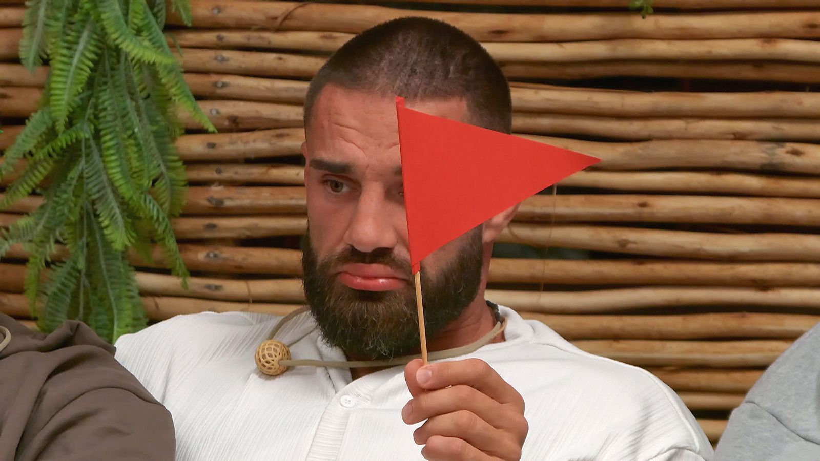 Der „maskuline Mann“ Aleks sieht Rot.  (Bild: RTL)