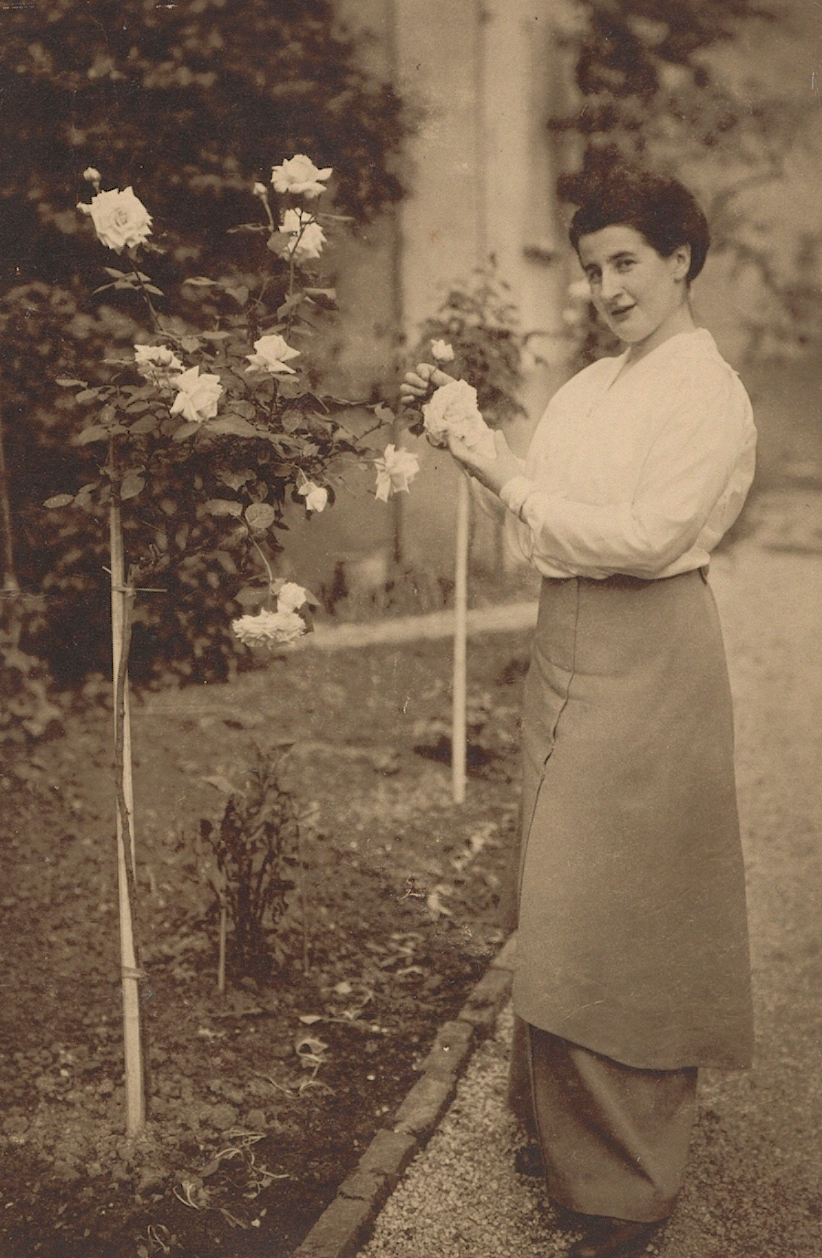 Olga Oppenheimer im Rosengarten, um 1910.
