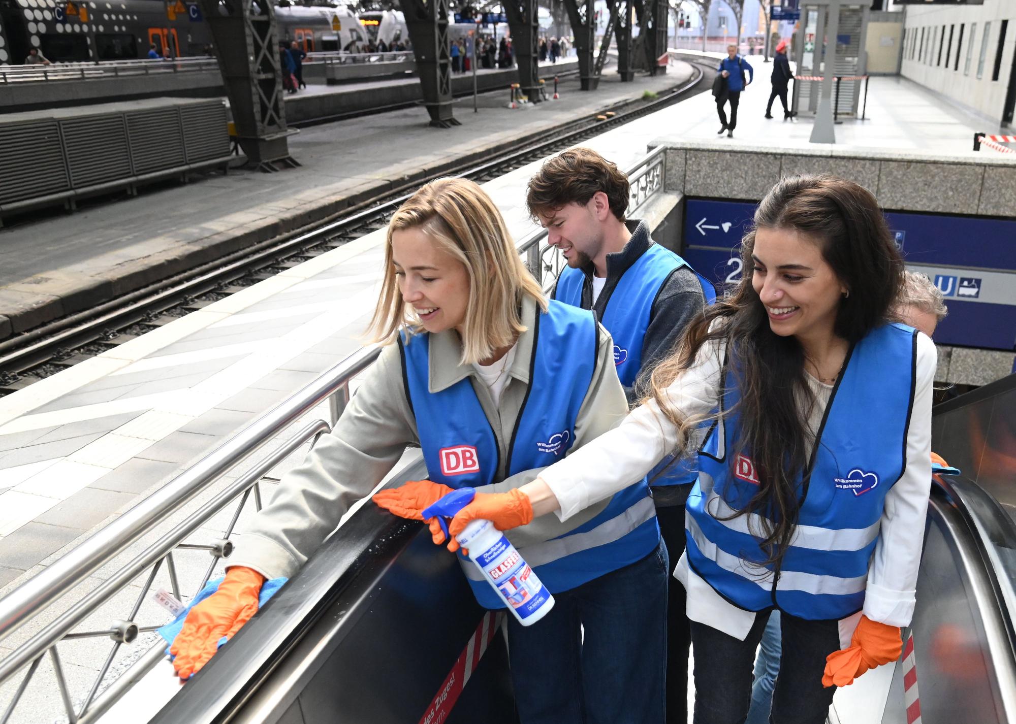 21.05.2026 Köln. Die Deutsche Bahn veranstaltet ihre Aktion „Frühjahrsputz“ im Kölner Hauptbahnhof. Die Maßnahme findet derzeit auch in zahlreichen anderen Bahnhöfen statt. In Köln sind Bahn, KVB, AWB und der Oberbürgermeister mit dabei. Foto: Alexander Schwaiger