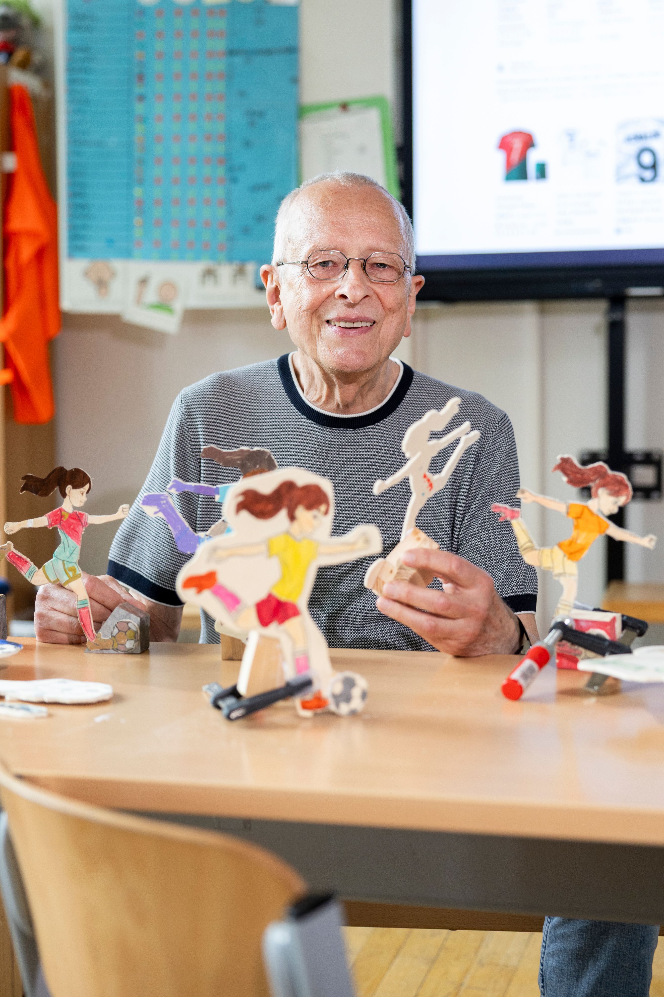 Uwe Reich ist mit 80 Jahren Kölns mutmaßlich ältester Schulleiter und führt die Katholische Grundschule Alzeyer Straße.