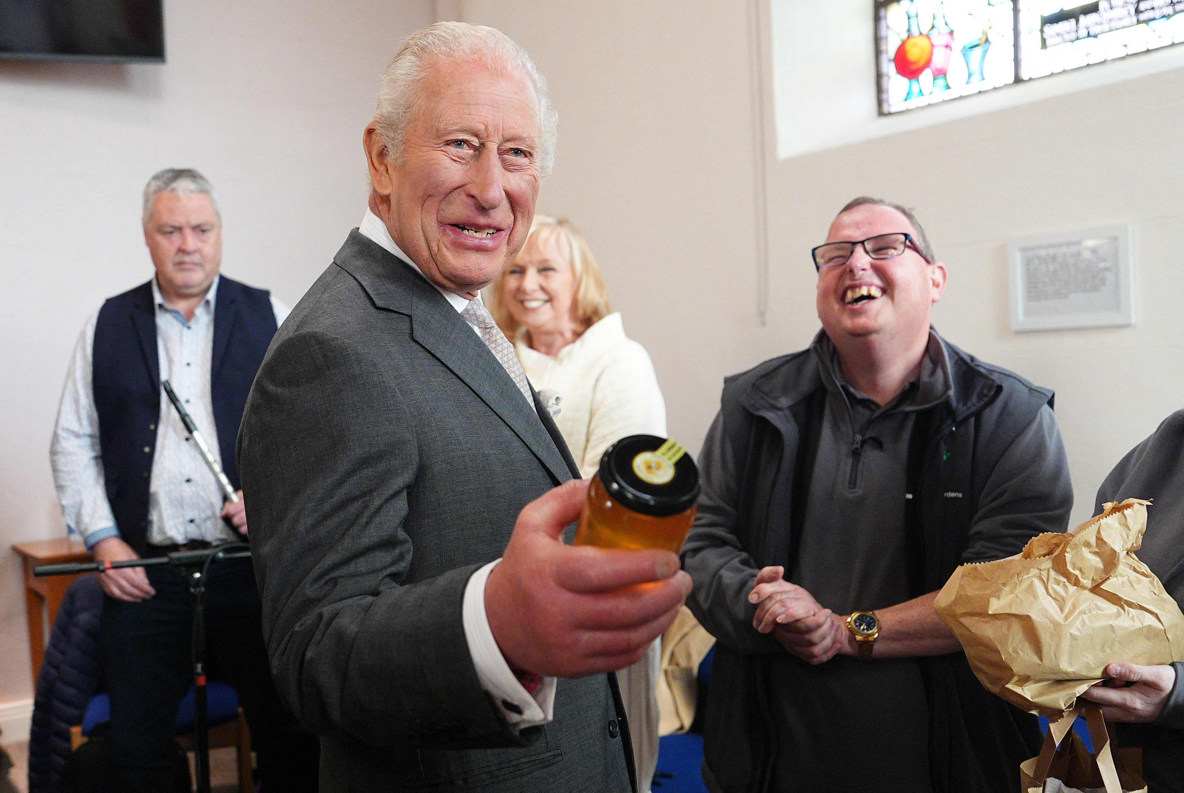 König Charles bekommt Honig geschenkt.