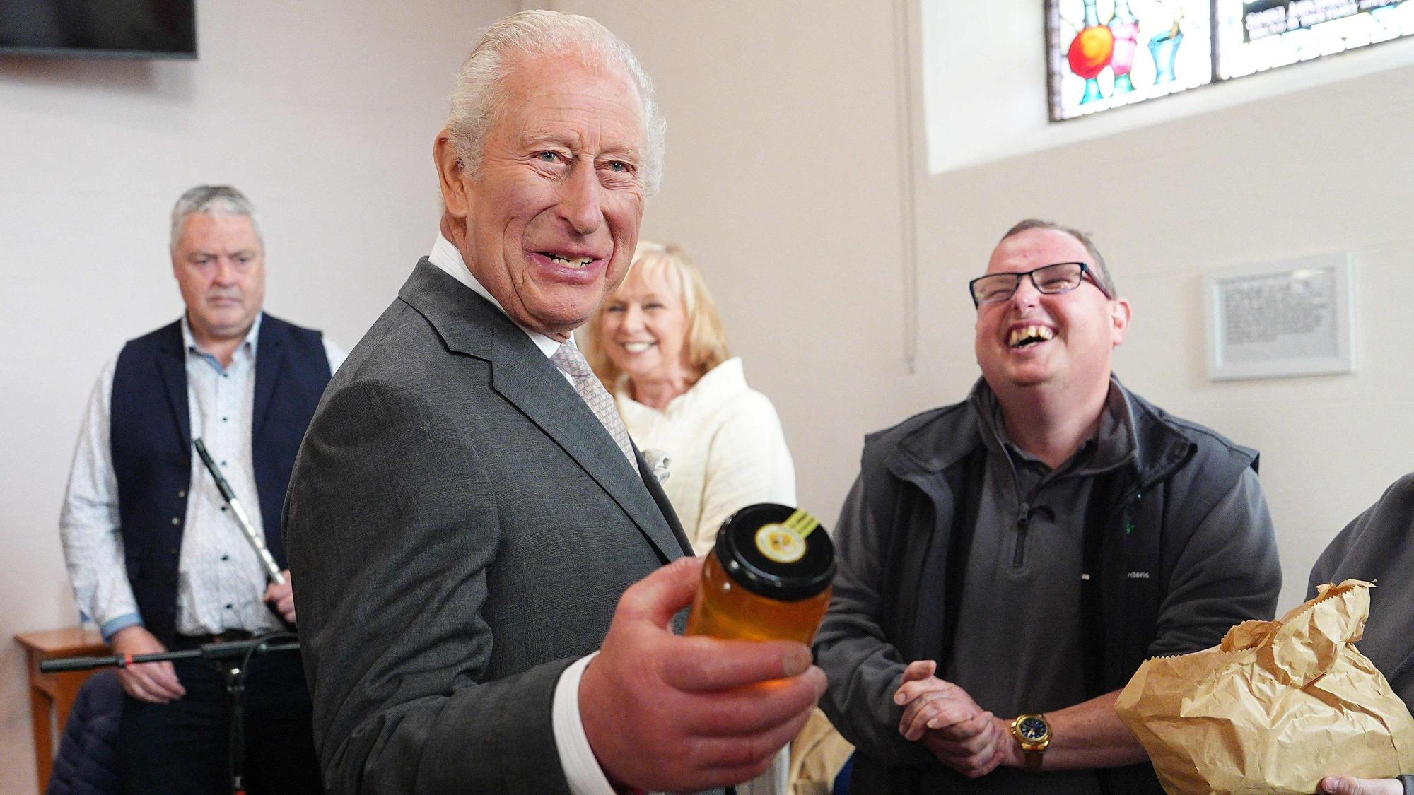 König Charles bekommt Honig geschenkt.