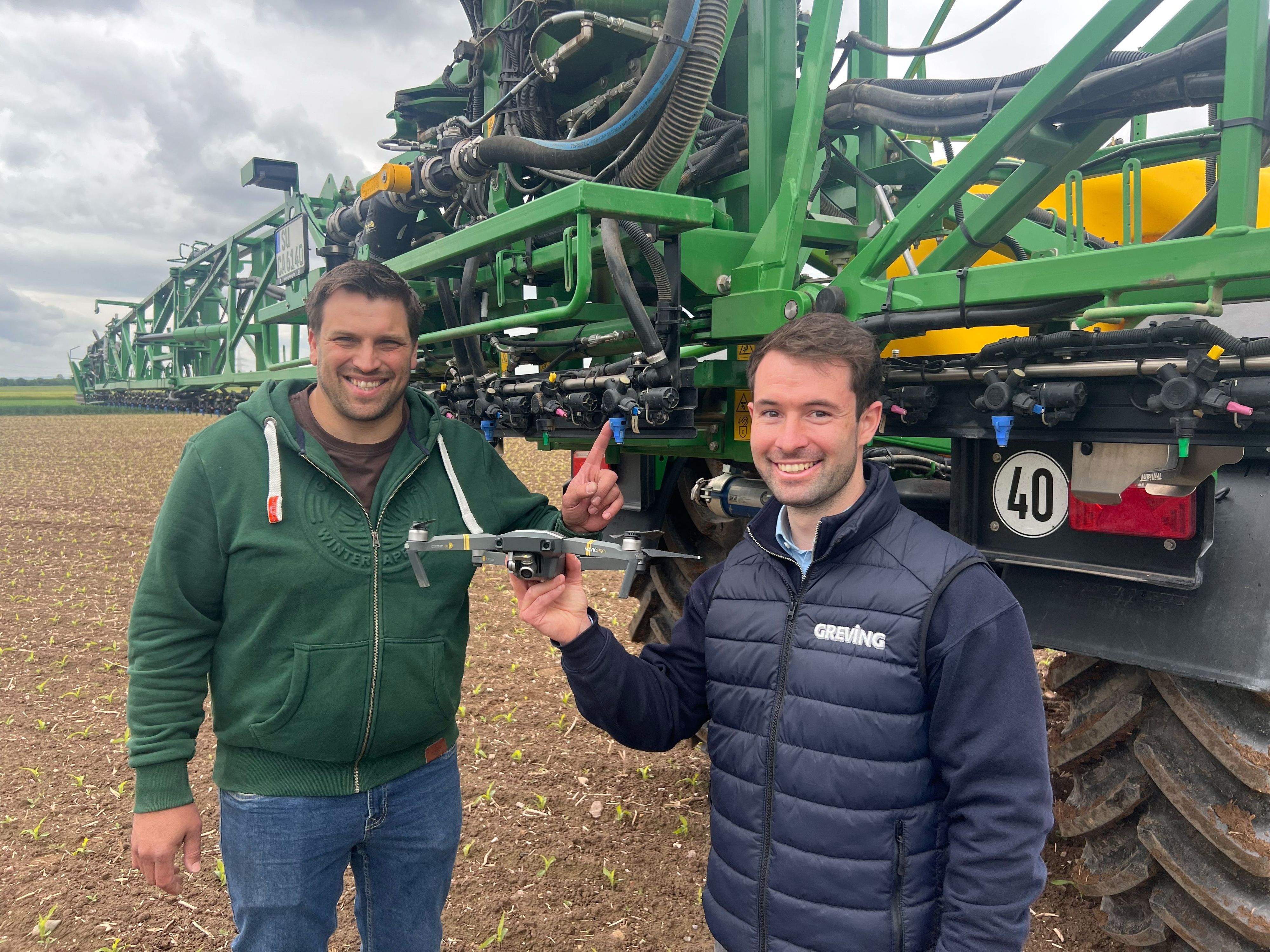 Landwirt Georg Capellmann (l.) und Jona Hinze (r.), Produktspezialist für Präzisionslandwirtschaft bei der Firma Greving.