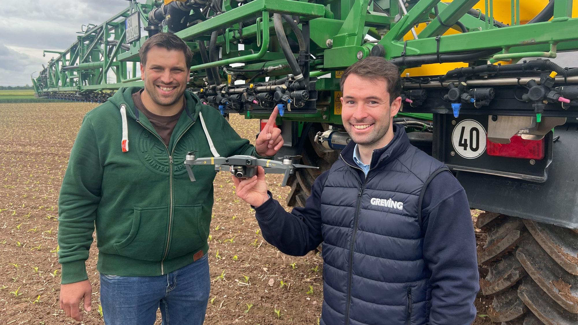 Landwirt Georg Capellmann (l.) und Jona Hinze (r.), Produktspezialist für Präzisionslandwirtschaft bei der Firma Greving.