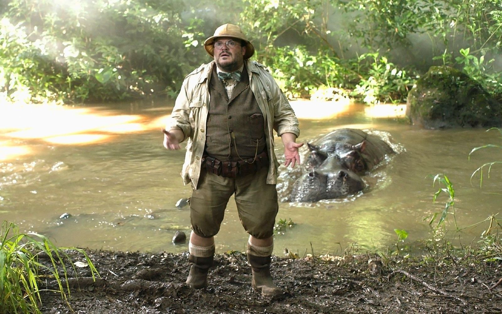 Die Sache mit dem Riesennilpferd im Hintergrund ist für Bethany nicht ganz so schlimm wie die Tatsache, dass sie im Körper eines übergewichtigen alten Mannes (Jack Black) steckt. (Bild: RTL /  2017 Columbia Pictures Industries, Inc.)