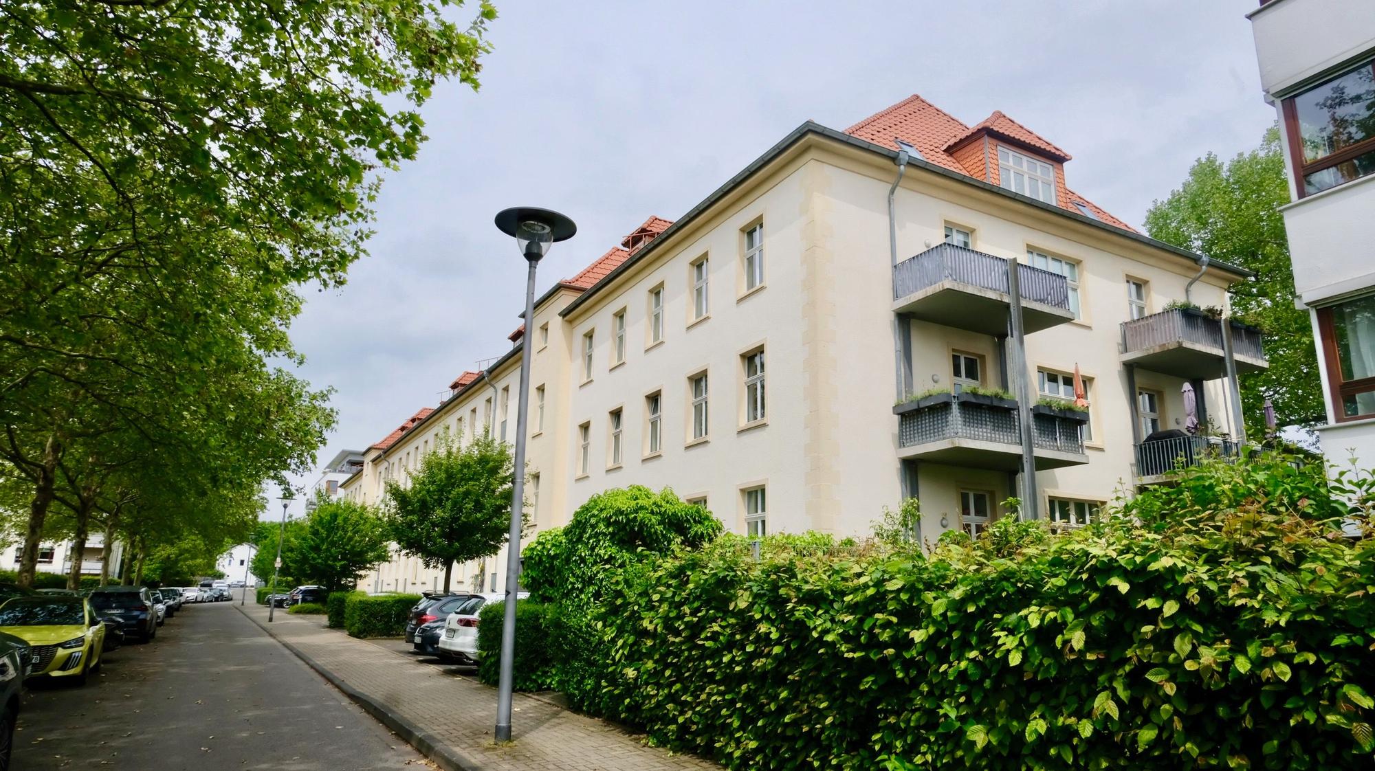 Wohngebäude mit Balkonen sind zu sehen.