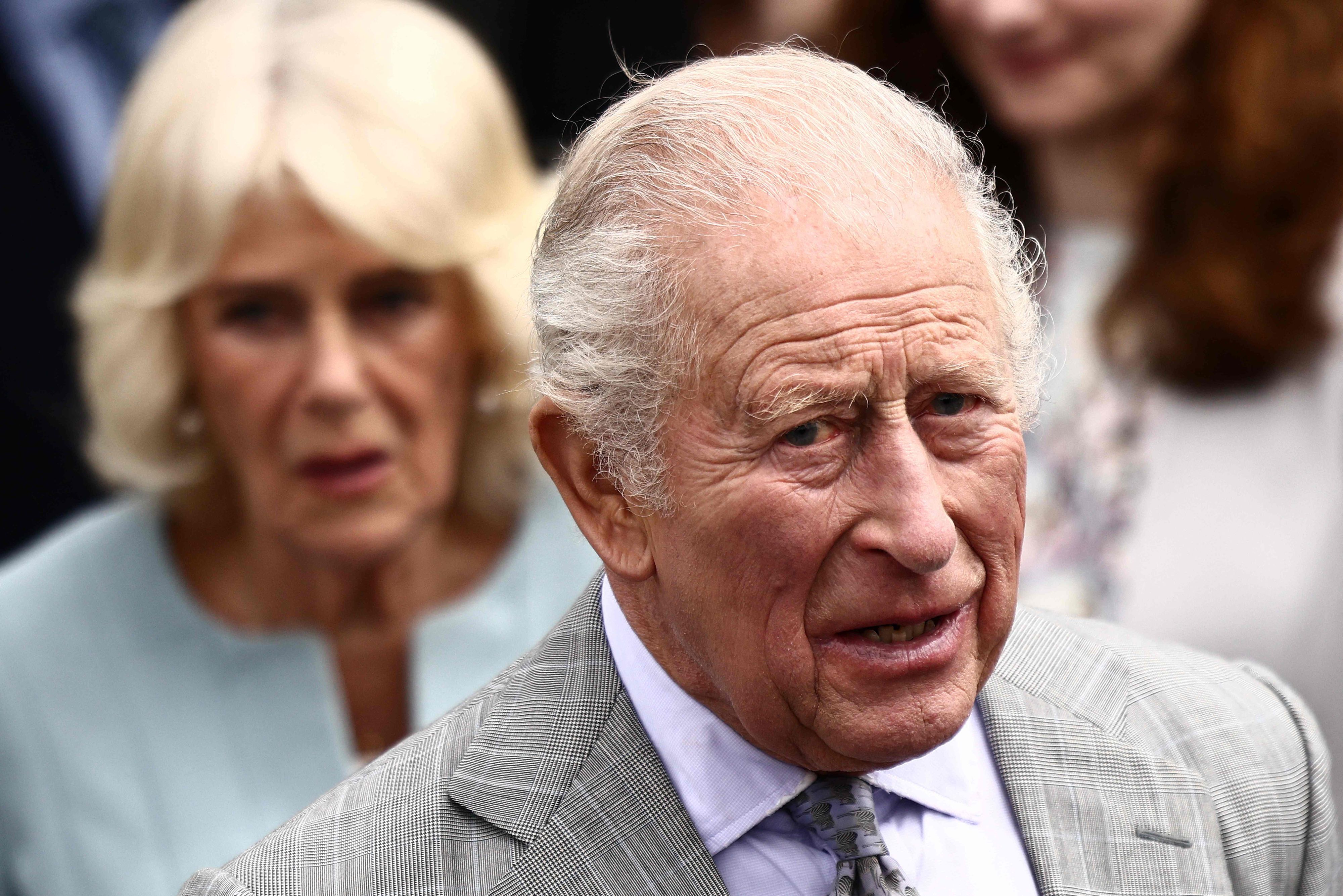König Charles und Königin Camilla (l) bei ihrem Besuch in Nordirland.