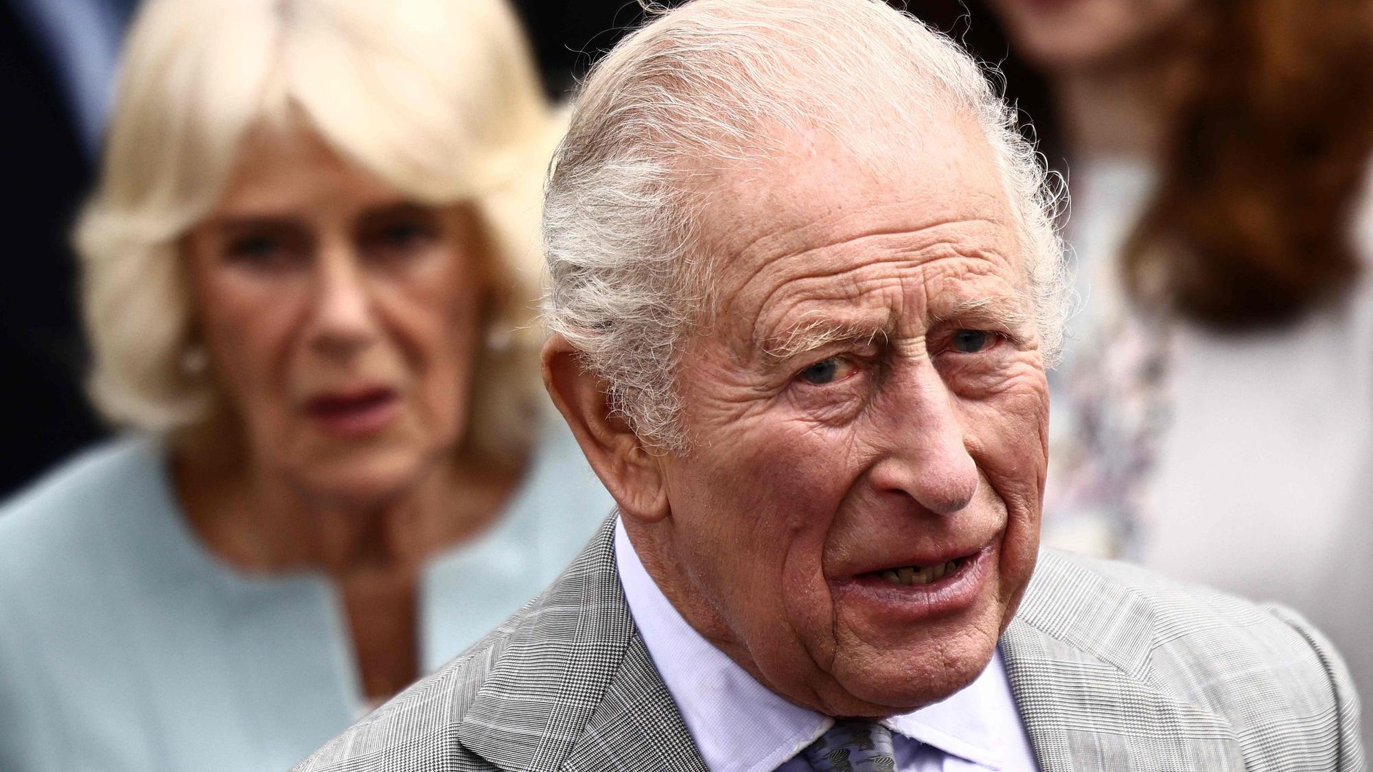 König Charles und Königin Camilla (l) bei ihrem Besuch in Nordirland.