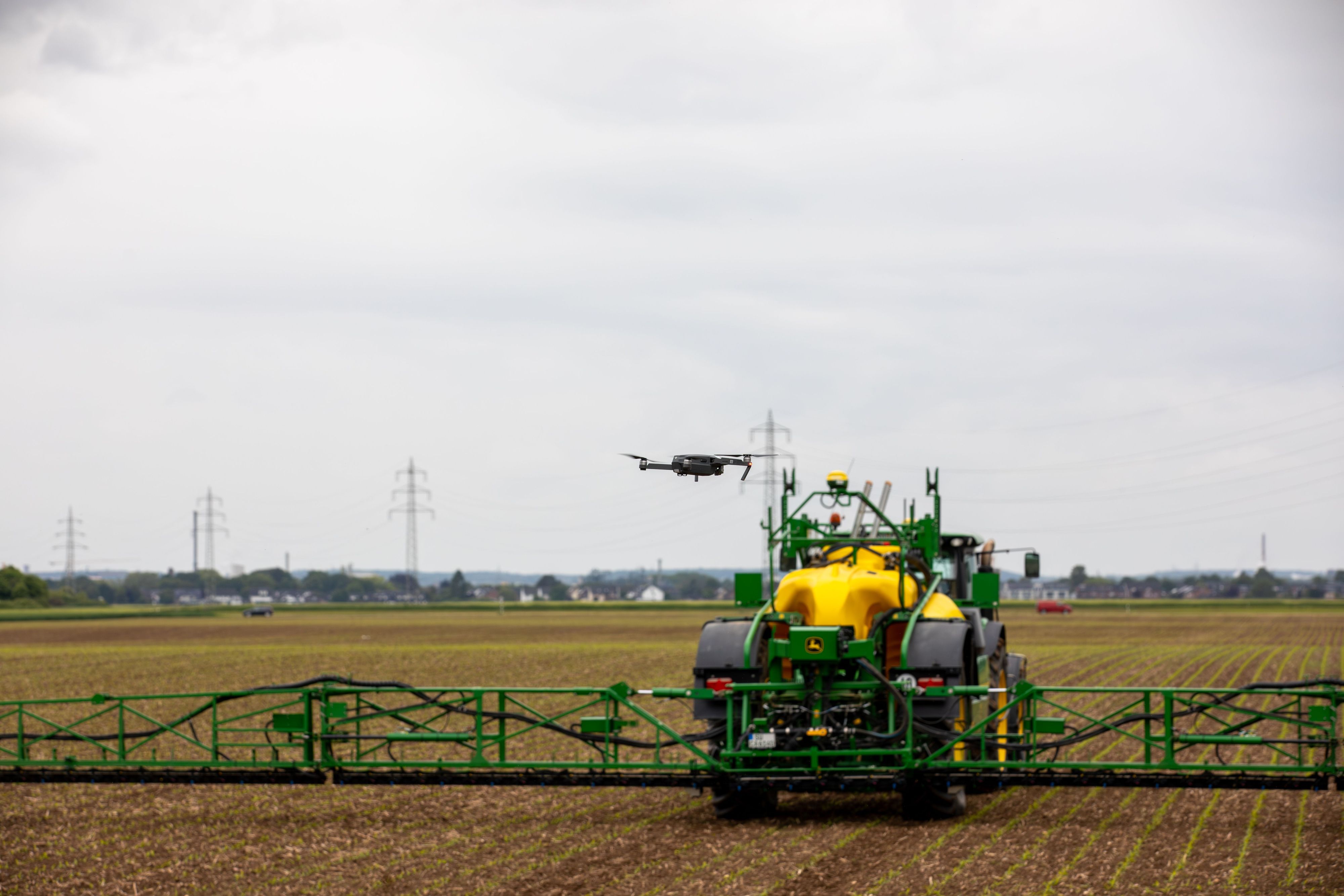 Zum Einsatz auf dem Feld kam eine Drohne, mit deren Bilderreihe eine Spezialspritze gesteuert wird.