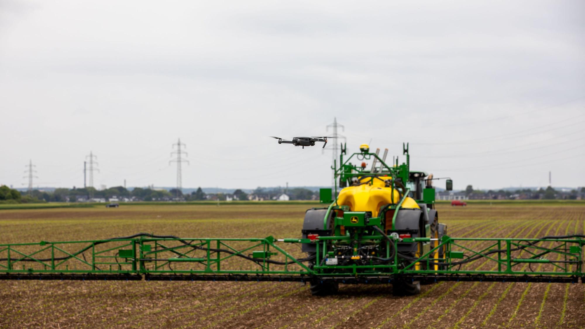 Zum Einsatz auf dem Feld kam eine Drohne, mit deren Bilderreihe eine Spezialspritze gesteuert wird.