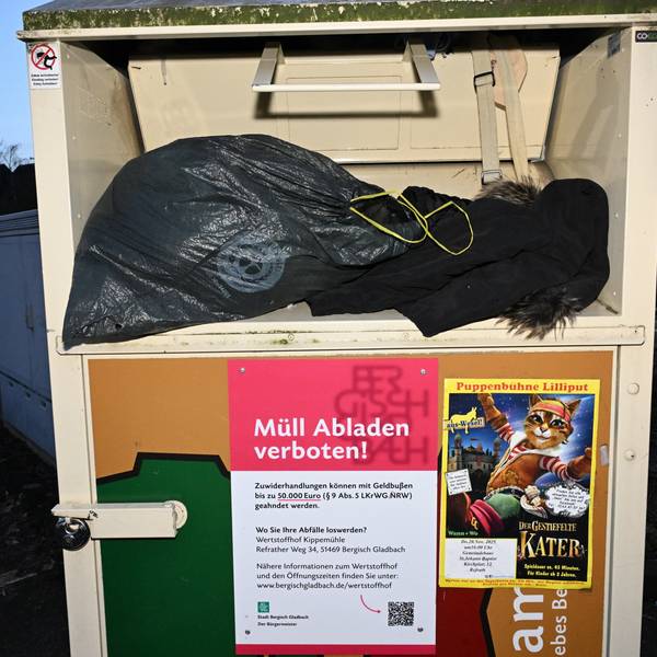 Die Öffnung des Containers wird durch einen Sack verstopft.