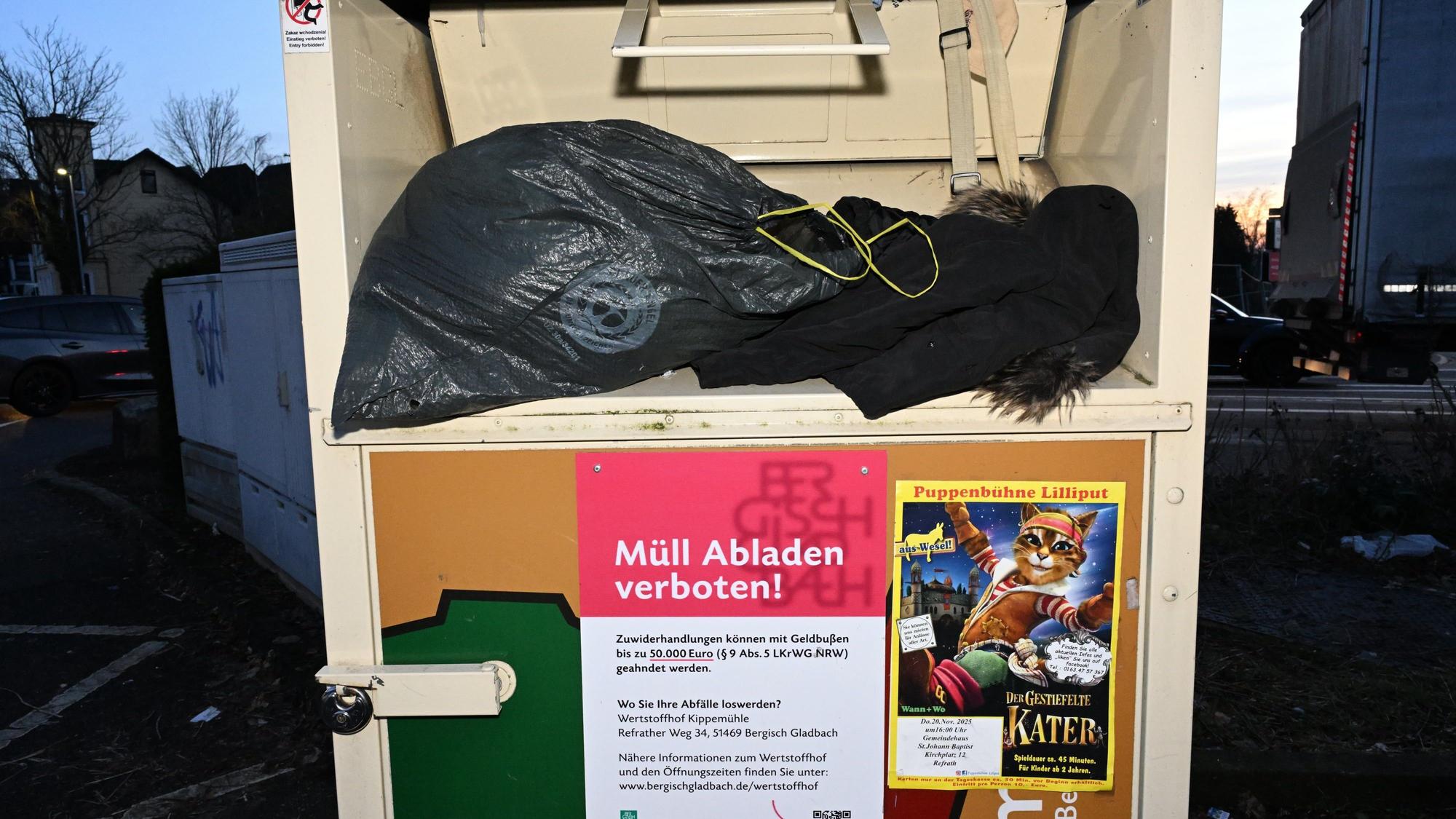 Die Öffnung des Containers wird durch einen Sack verstopft.