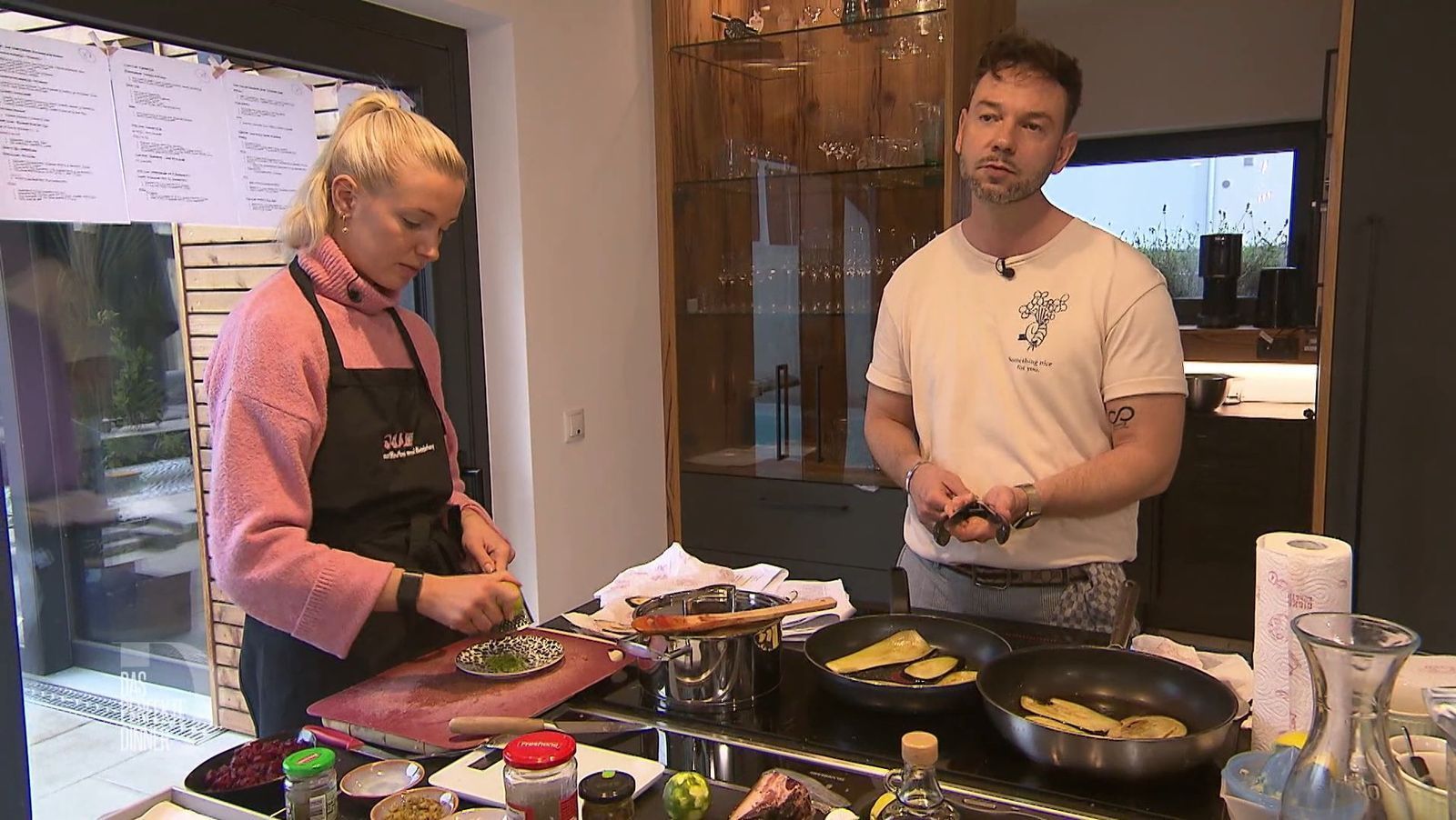 Mitbewohnerin Mona hilft Mathias bei den Vorbereitungen.
 (Bild: RTL)