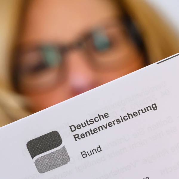 Eine Frau liest ein Schreiben der Deutschen Rentenversicherung in ihrer Wohnung. (Symbolbild)
