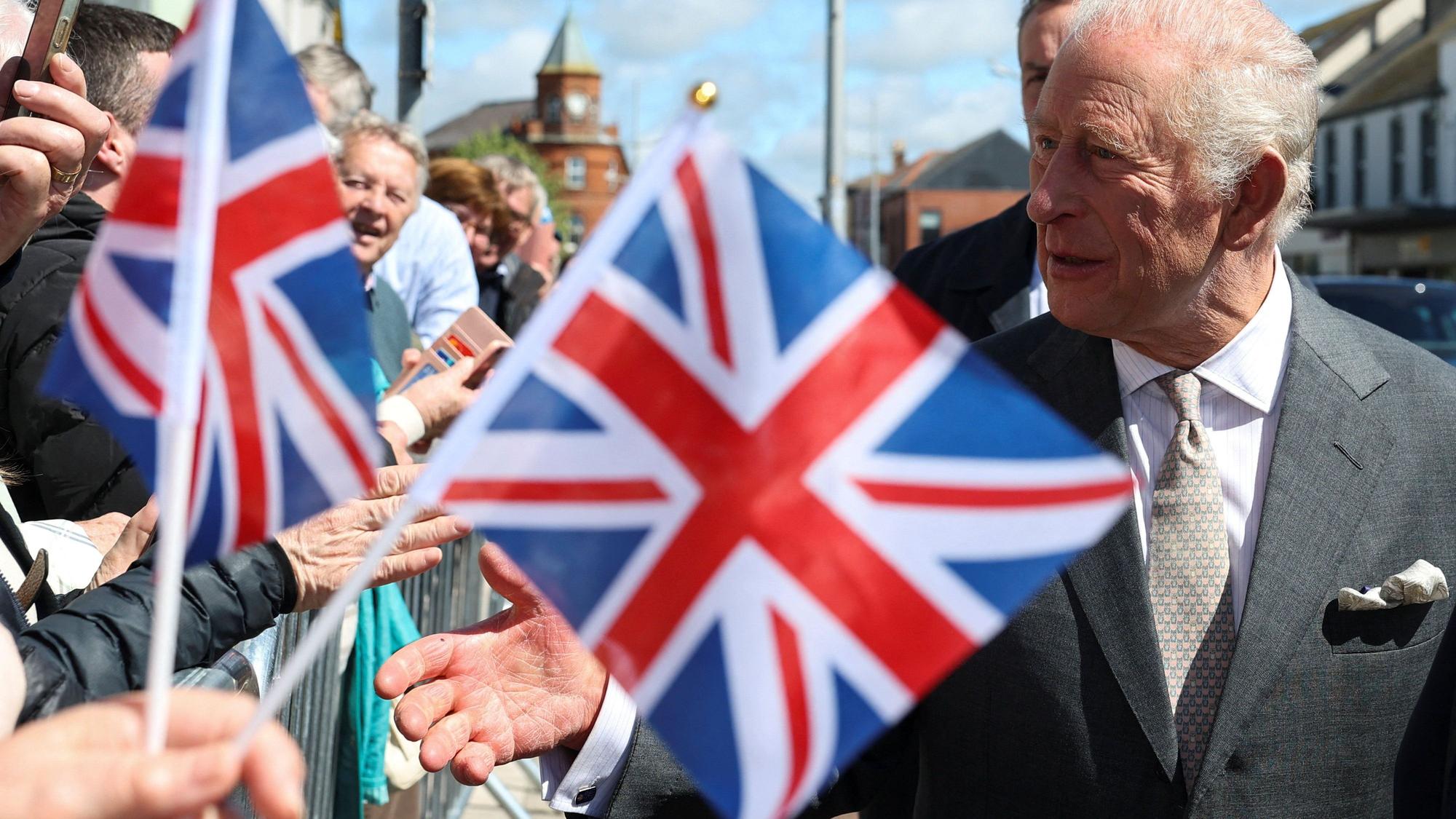Am zweiten Tag des königlichen Besuchs in Nordirland trifft König Charles III. bei einem Besuch im Newcastle Community Cinema auf Gratulanten.