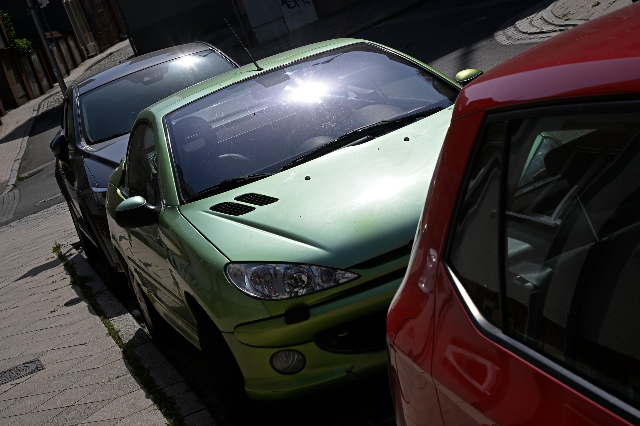 Die Sonne spiegelt sich in den Frontscheiben von Autos