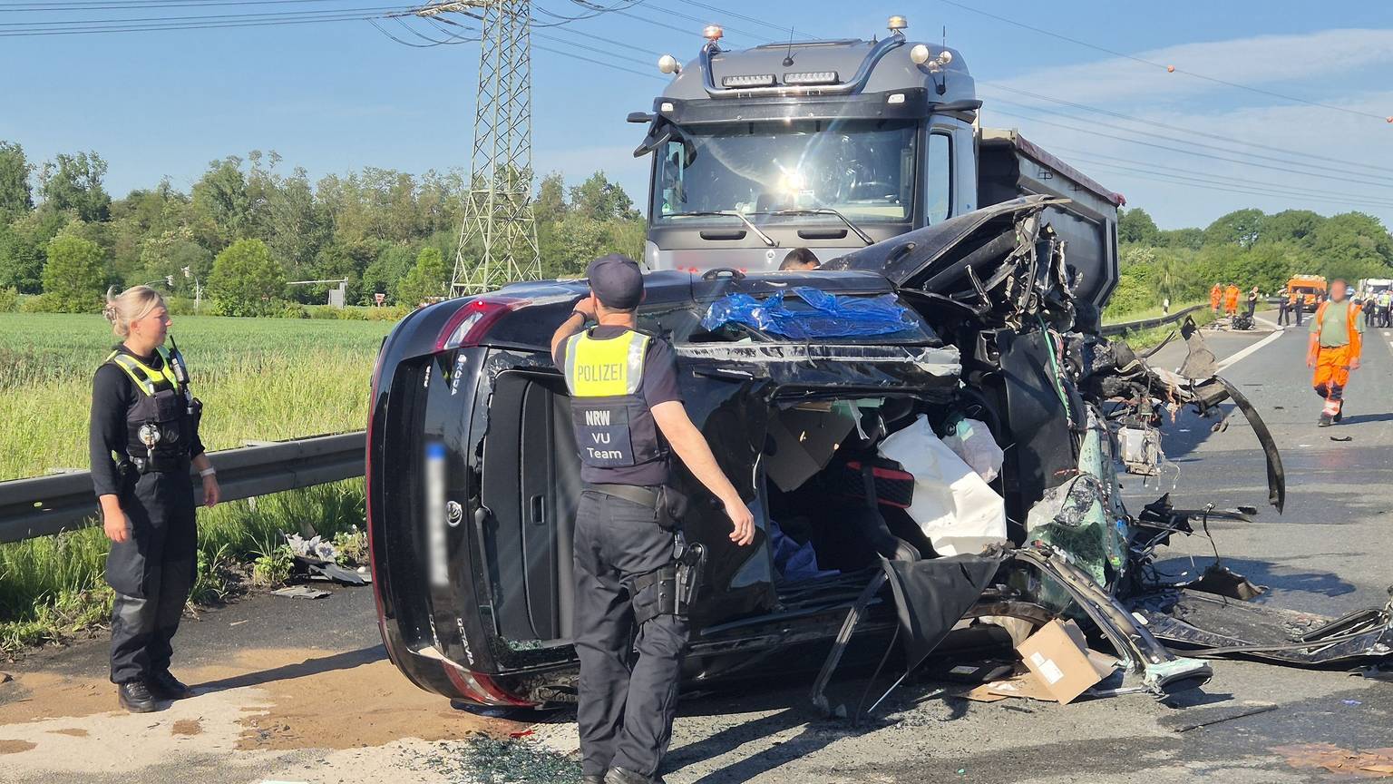 Der Autofahrer wurde durch den Unfall auf der A4 bei Eschweiler in seinem Wagen eingeklemmt und musste befreit werden. Ein Rettungshubschrauber landete auf der Autobahn.
