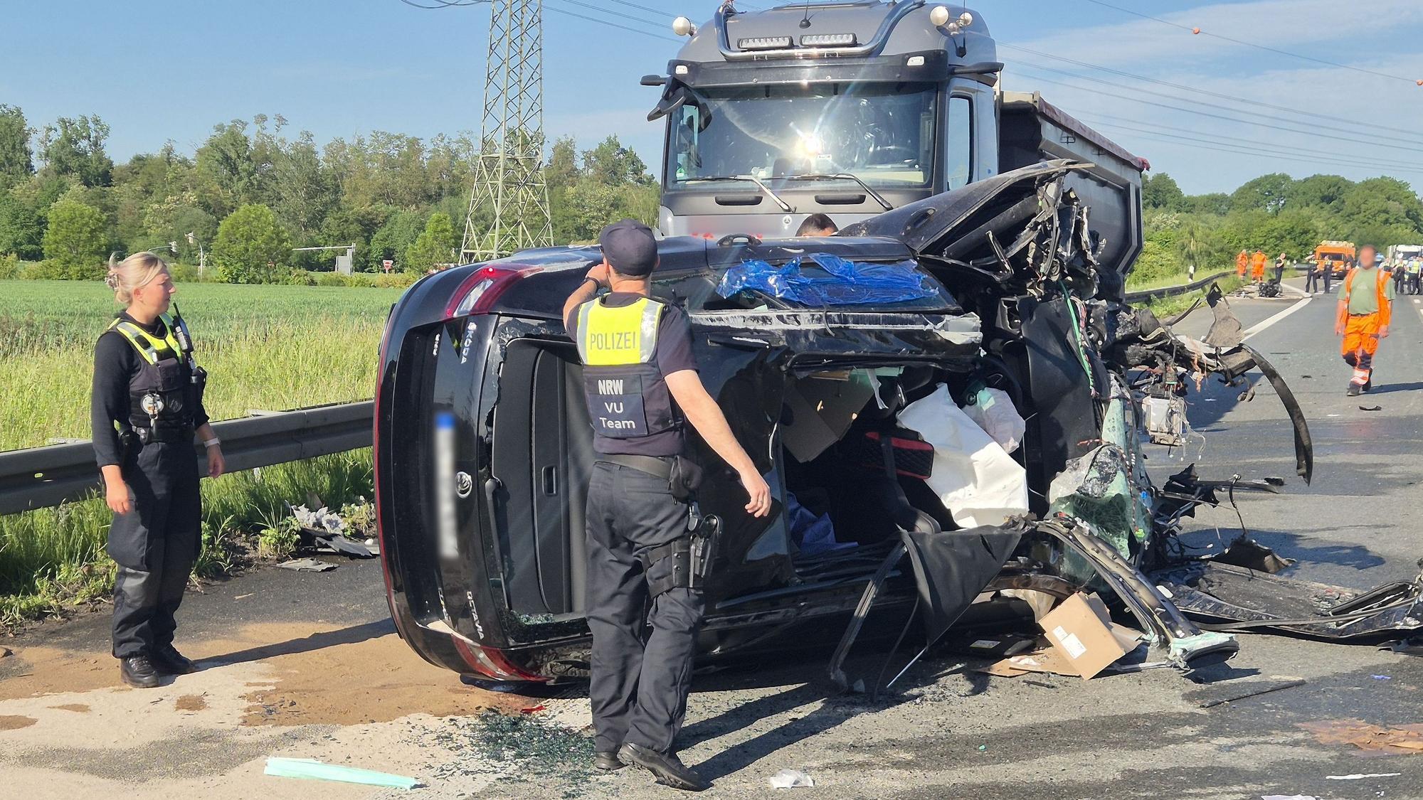 Der Autofahrer wurde durch den Unfall auf der A4 bei Eschweiler in seinem Wagen eingeklemmt und musste befreit werden. Ein Rettungshubschrauber landete auf der Autobahn.