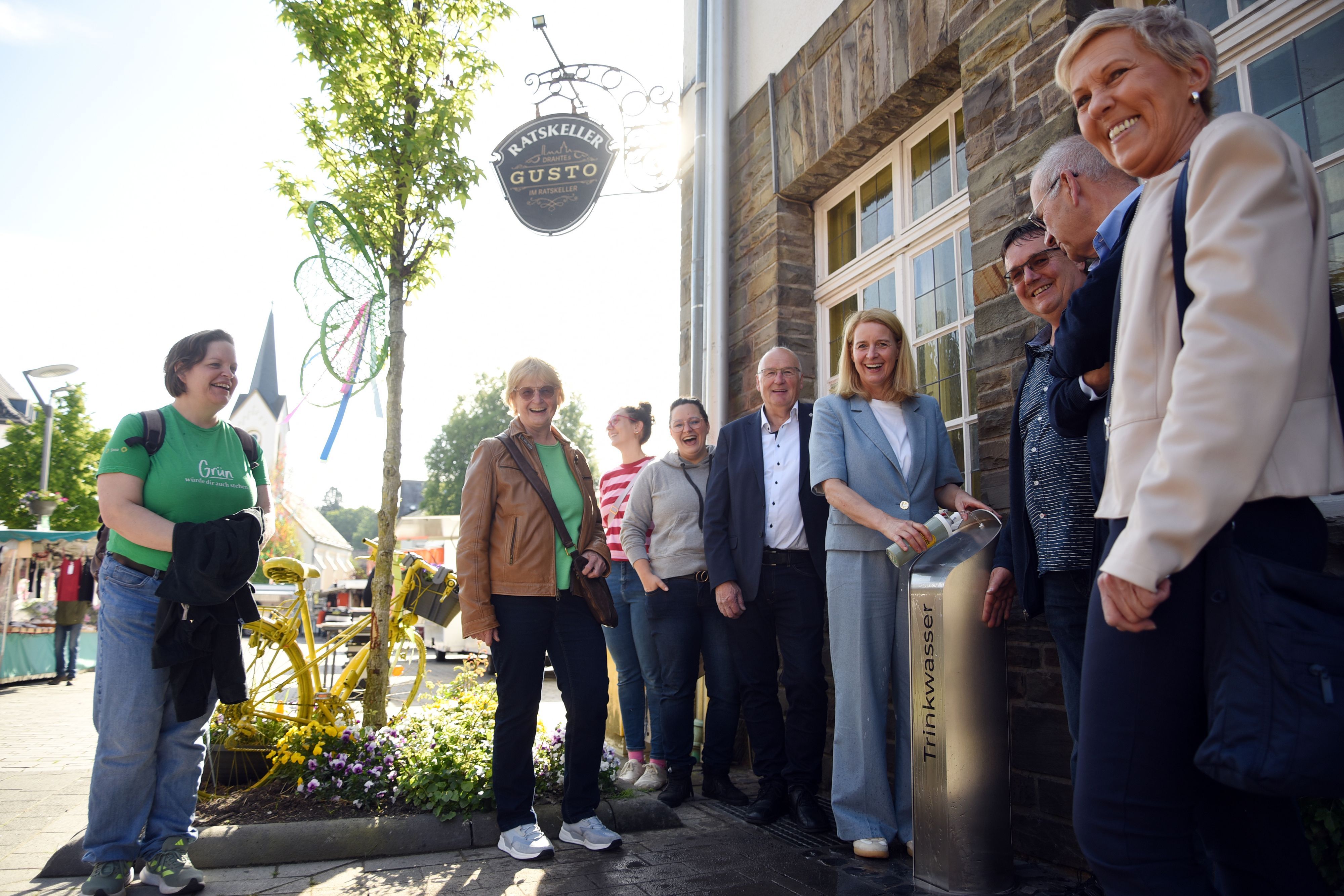 Das Gruppenfoto zeigt Menschen am neuen Wipperfürther Trinwasserbrunnen