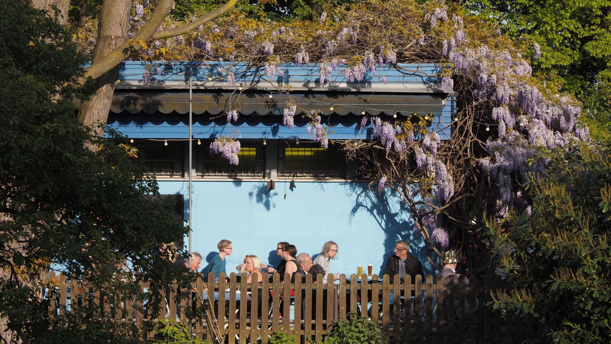 Der Biergarten „Altes Schwimmbad" in Riehl.