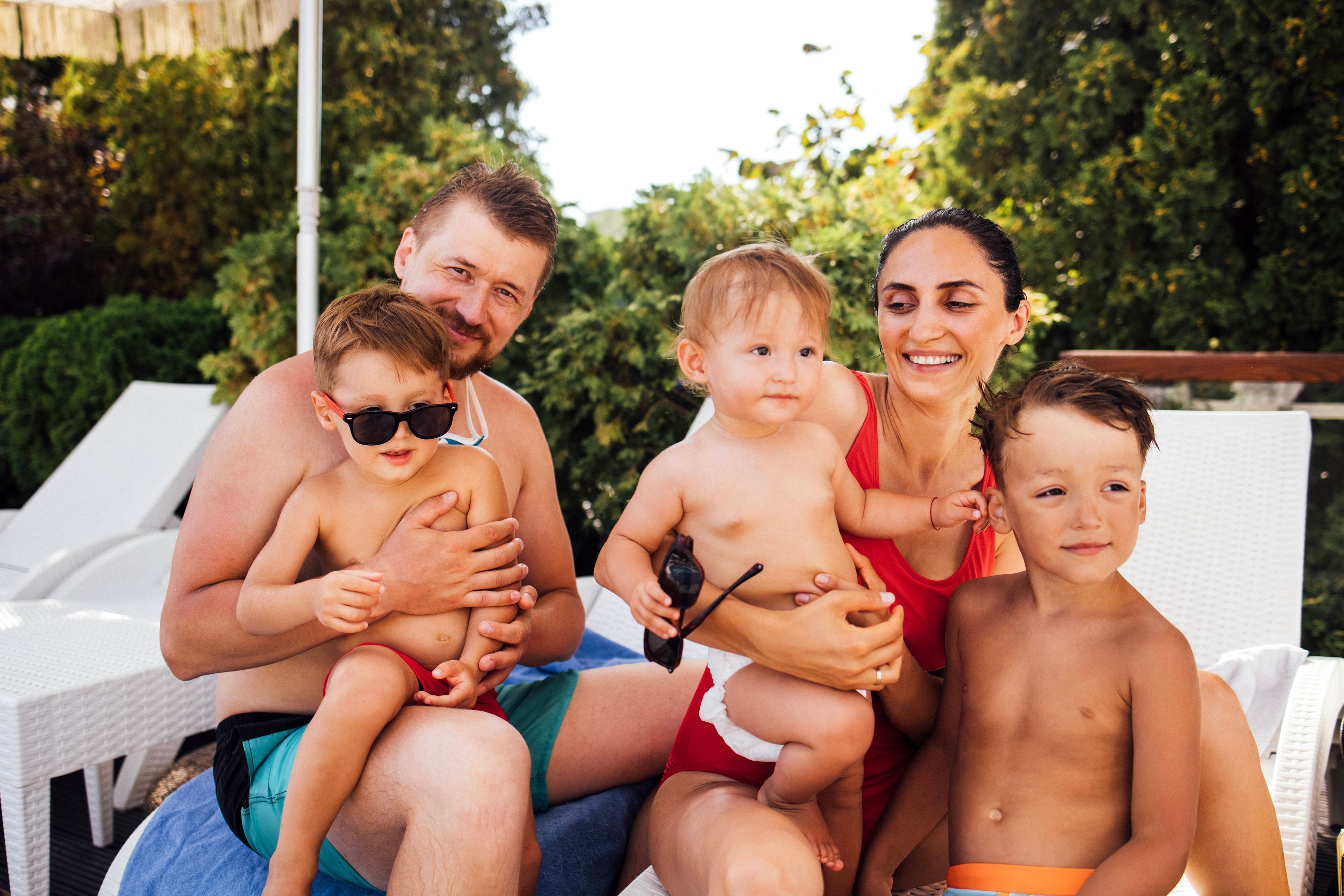 Familie im Schwimmbad.