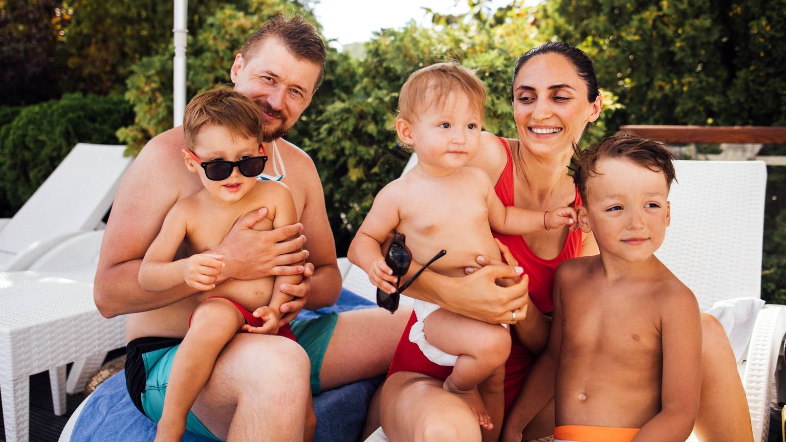 Familie im Schwimmbad.