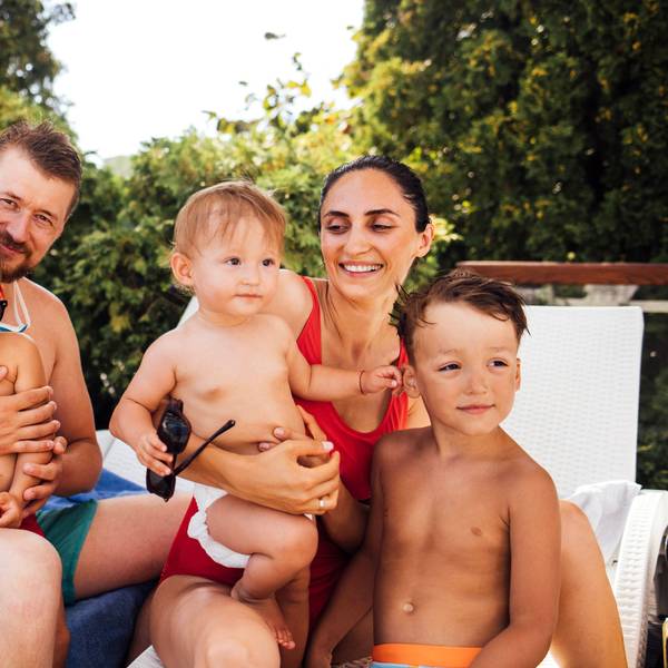Familie im Schwimmbad.