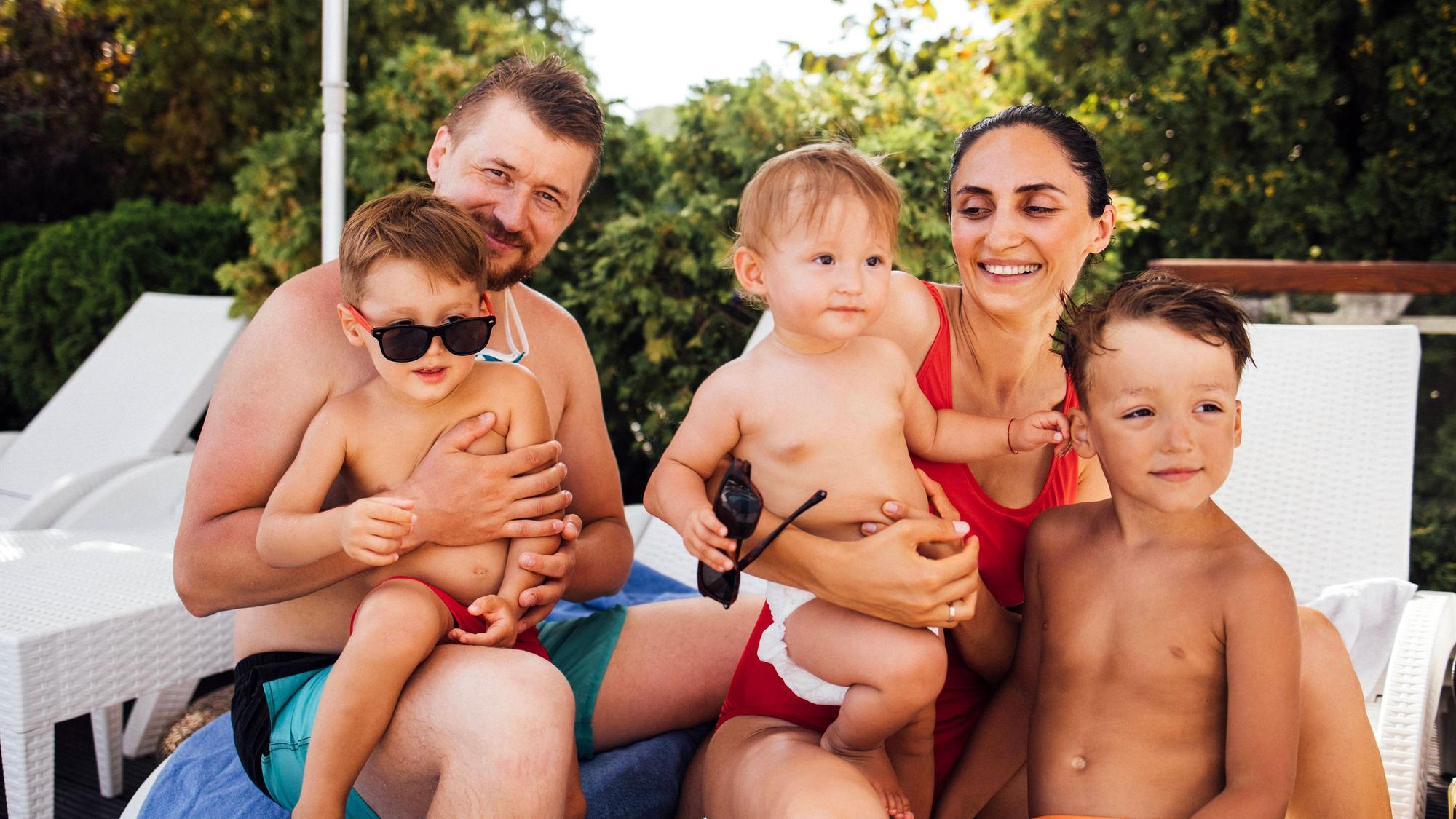 Familie im Schwimmbad.