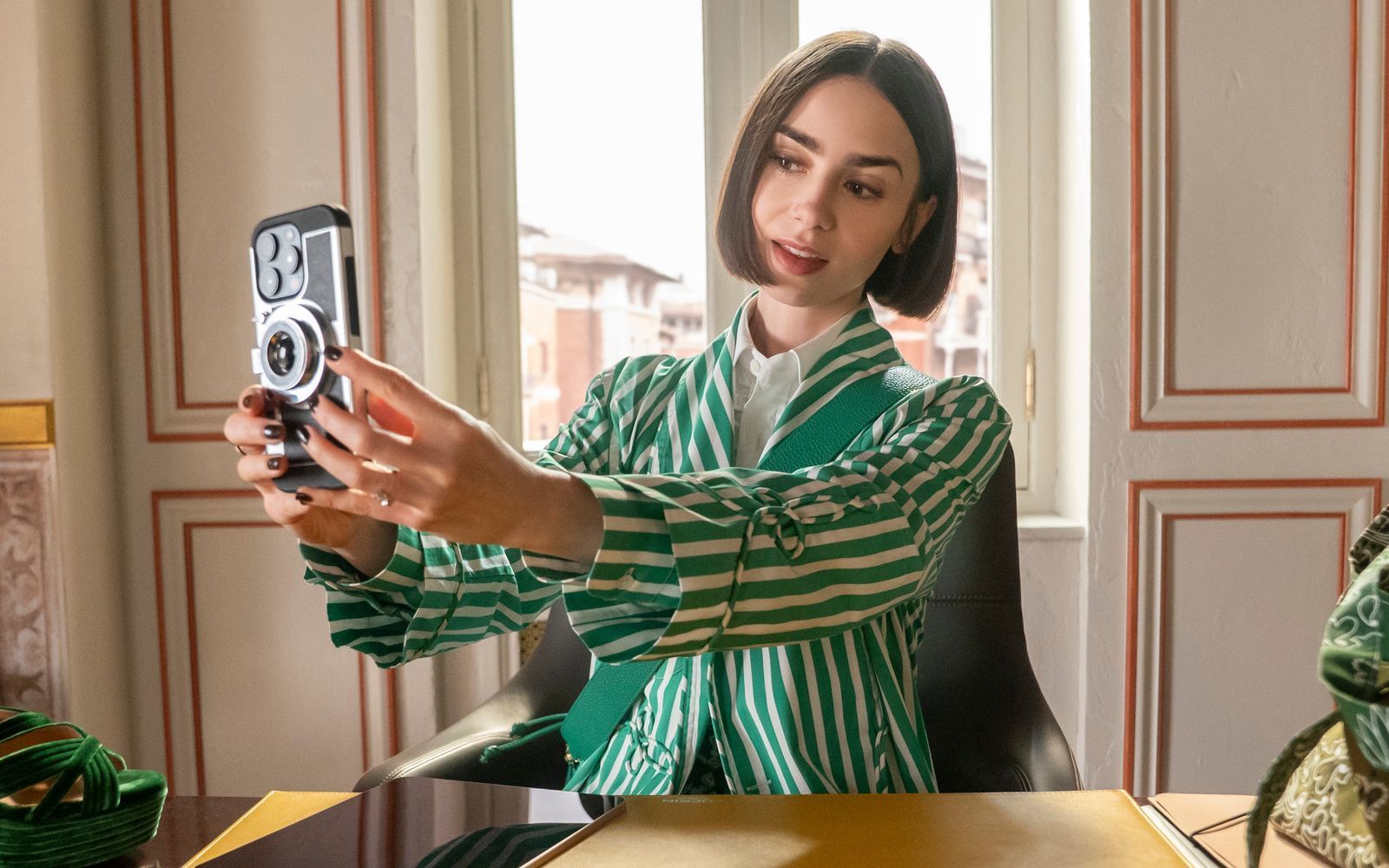 Für eine letzte Staffel kehrt Lily Collins zum Netflix-Erfolg „Emily in Paris“ zurück. (Bild: Netflix / Caroline Dubois)