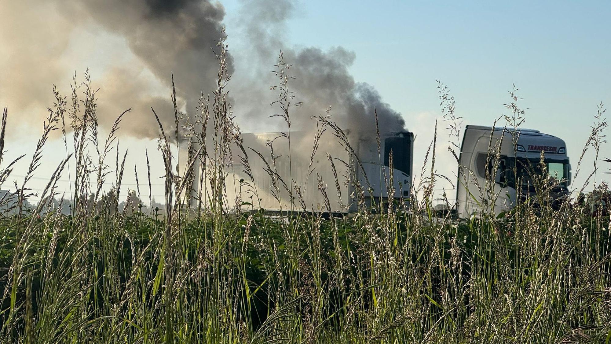 Der Lkw fing bei der Fahrt über den Marktweg Feuer.