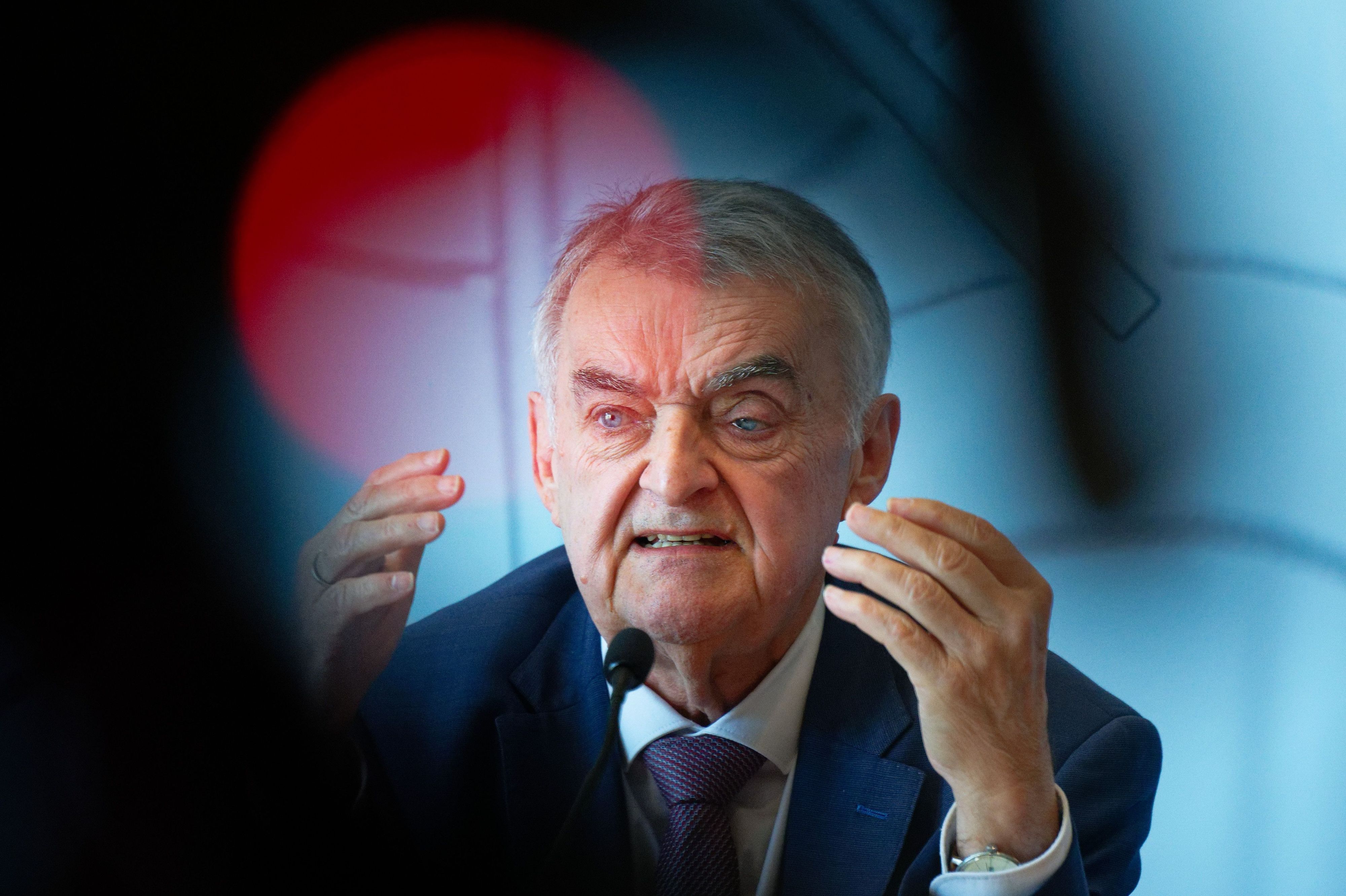 Der Nordrhein-Westfälische Innenminister Herbert Reul (CDU) spricht bei einer Pressekonferenz zu aktuellen innenpolitischen Themen.