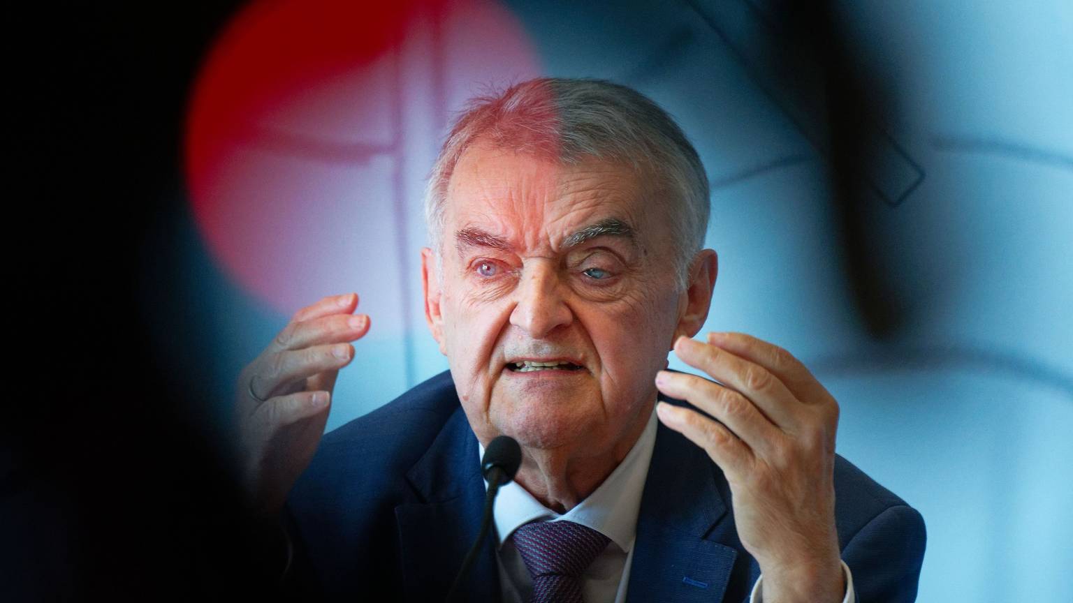 Der Nordrhein-Westfälische Innenminister Herbert Reul (CDU) spricht bei einer Pressekonferenz zu aktuellen innenpolitischen Themen.
