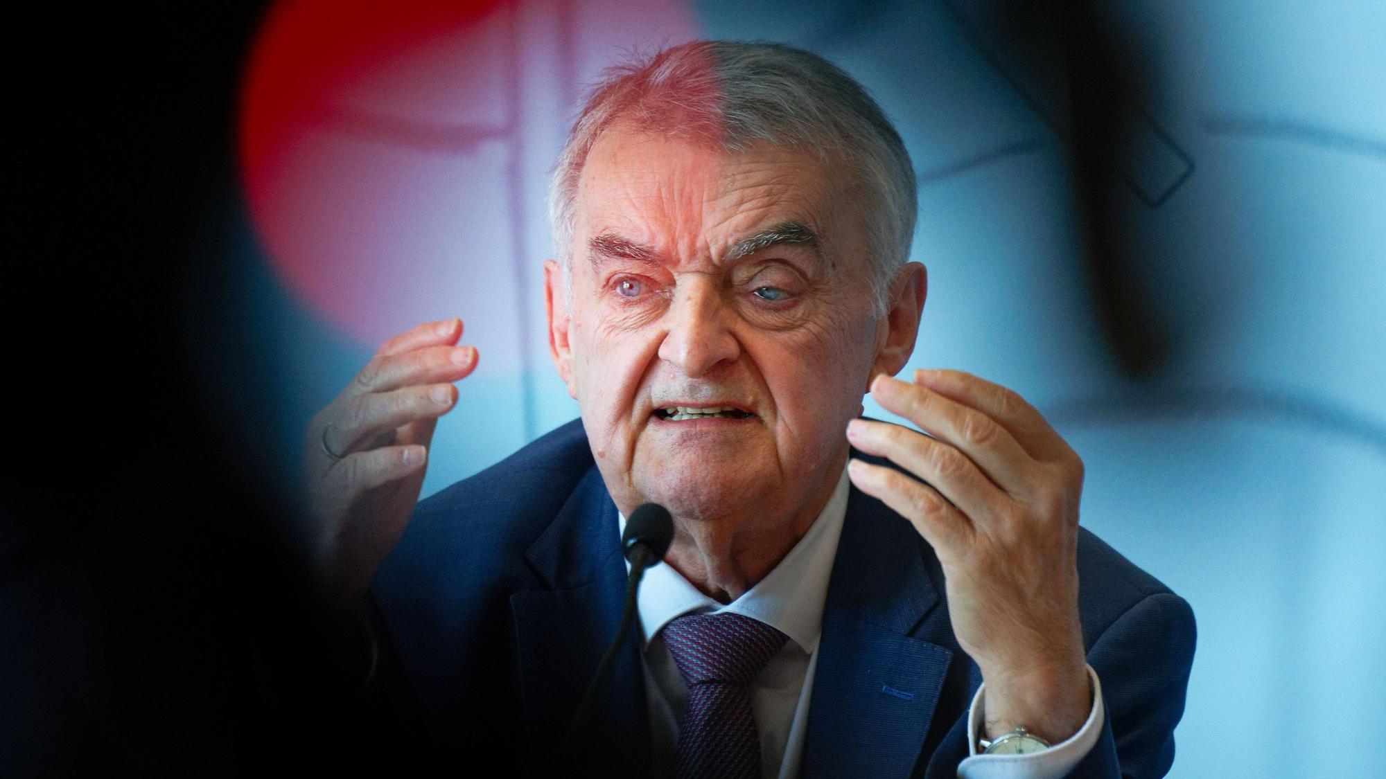 Der Nordrhein-Westfälische Innenminister Herbert Reul (CDU) spricht bei einer Pressekonferenz zu aktuellen innenpolitischen Themen.