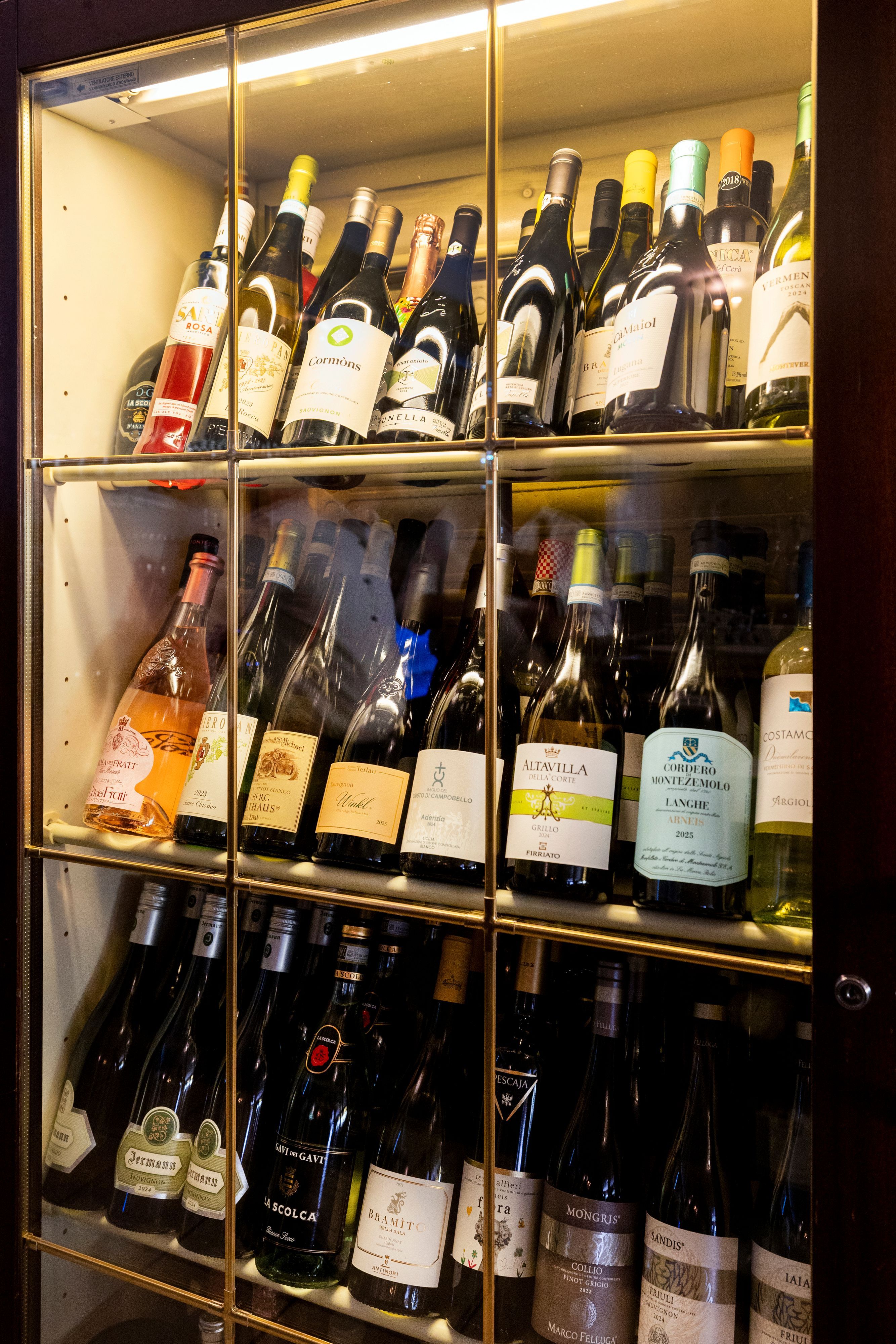 Weinschrank im Restaurant