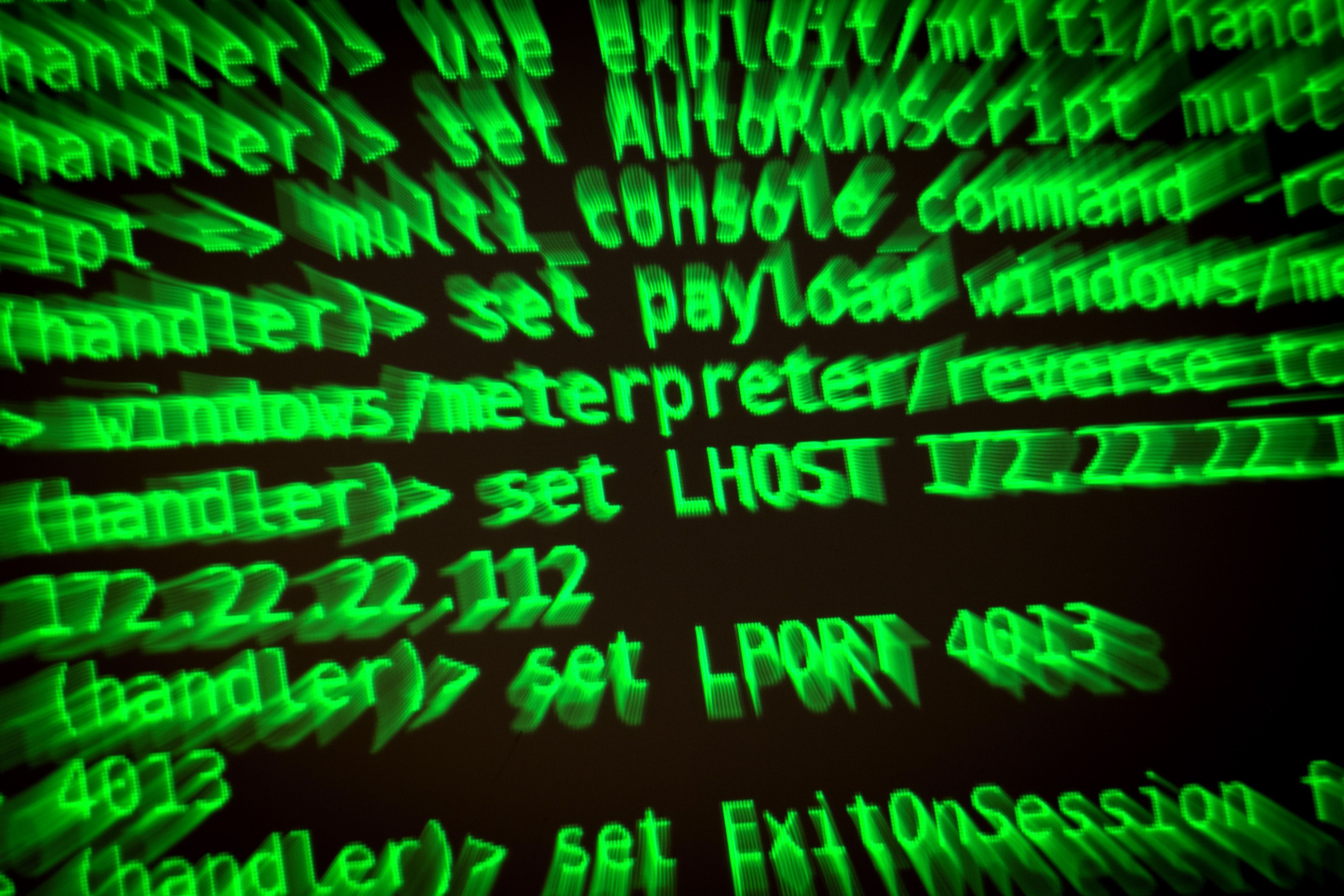 ARCHIV - 12.09.2019, Niedersachsen, Hannover: Buchstaben und Zahlen leuchten auf einem Bildschirm, auf dem ein Hacker-Programm geöffnet ist. (zu dpa: «Zehntausende Uniklinik-Patienten von Hackerangriff betroffen») Foto: Sina Schuldt/dpa +++ dpa-Bildfunk +++